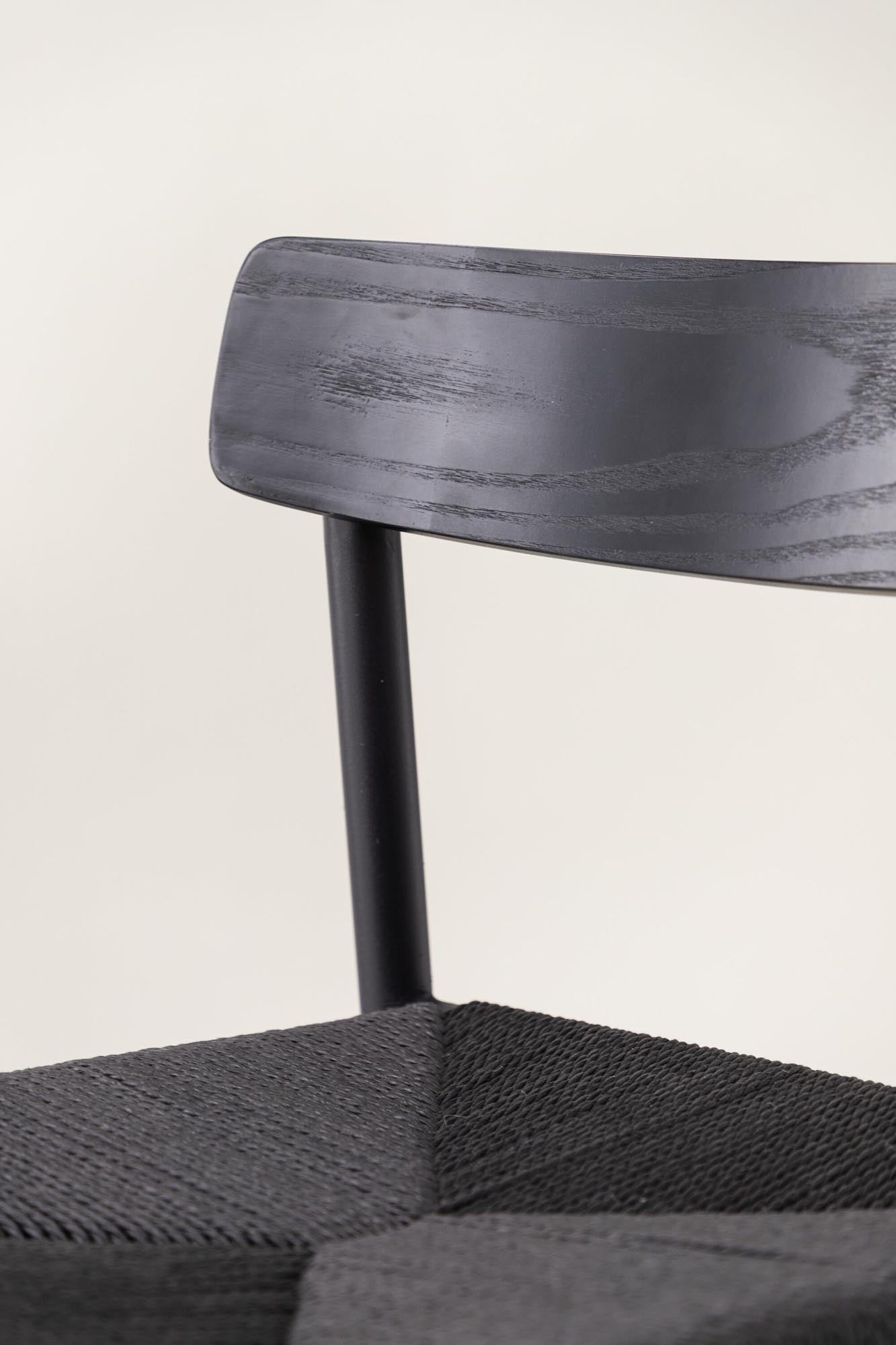 Der Malmö Stuhl von Vind: skandinavisches Design, Holzrückenlehne, Seilsitz, Stahlbeine, stilvoll und vielseitig einsetzbar.