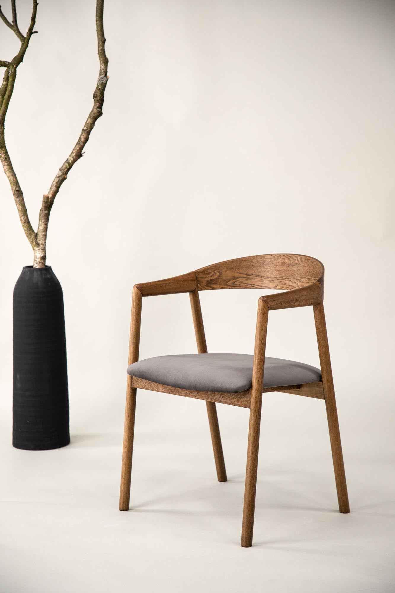 Skandinavischer Långön Stuhl: Eichenoptik, samtiger grauer Sitz, integrierte Armlehnen, stilvolle Ectrin-Beine.
