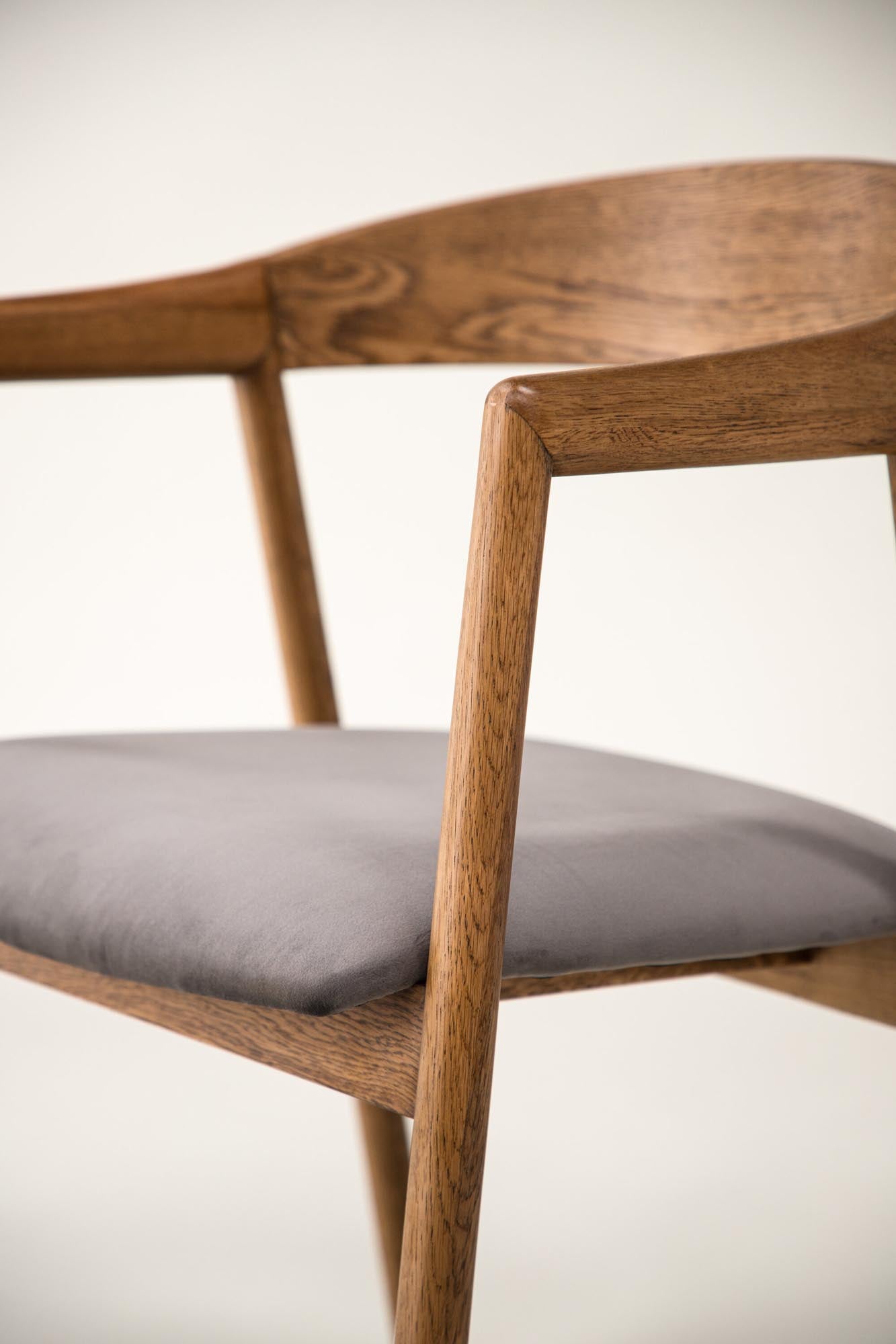 Långön Esszimmerstuhl: Elegantes skandinavisches Design mit eichenfarbener Oberfläche, luxuriösem grauen Samt und stabilen Armlehnen.