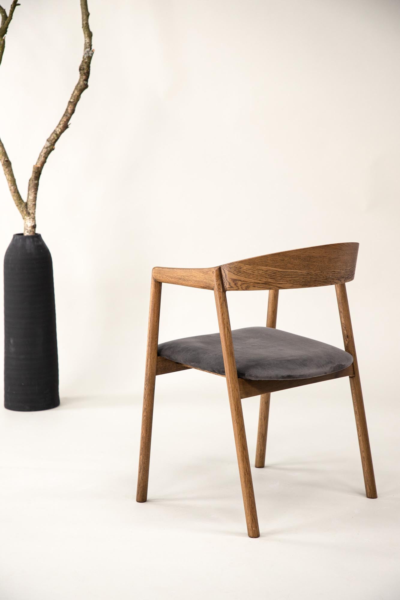 Långön Esszimmerstuhl von Vind: Elegantes skandinavisches Design mit luxuriösem Samtbezug und stabilen Eichenbeinen für Ihr Esszimmer.