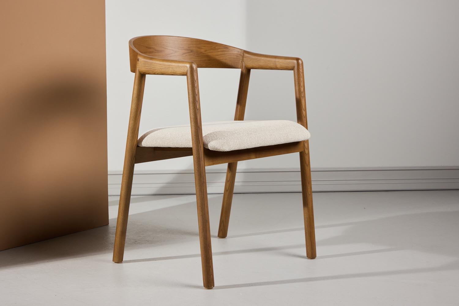 Långön Esszimmerstuhl in Dunkelbraun präsentiert im Onlineshop von KAQTU Design AG. Stuhl mit Armlehne ist von Vind