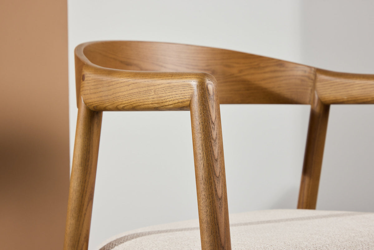 Långön Esszimmerstuhl in Dunkelbraun präsentiert im Onlineshop von KAQTU Design AG. Stuhl mit Armlehne ist von Vind