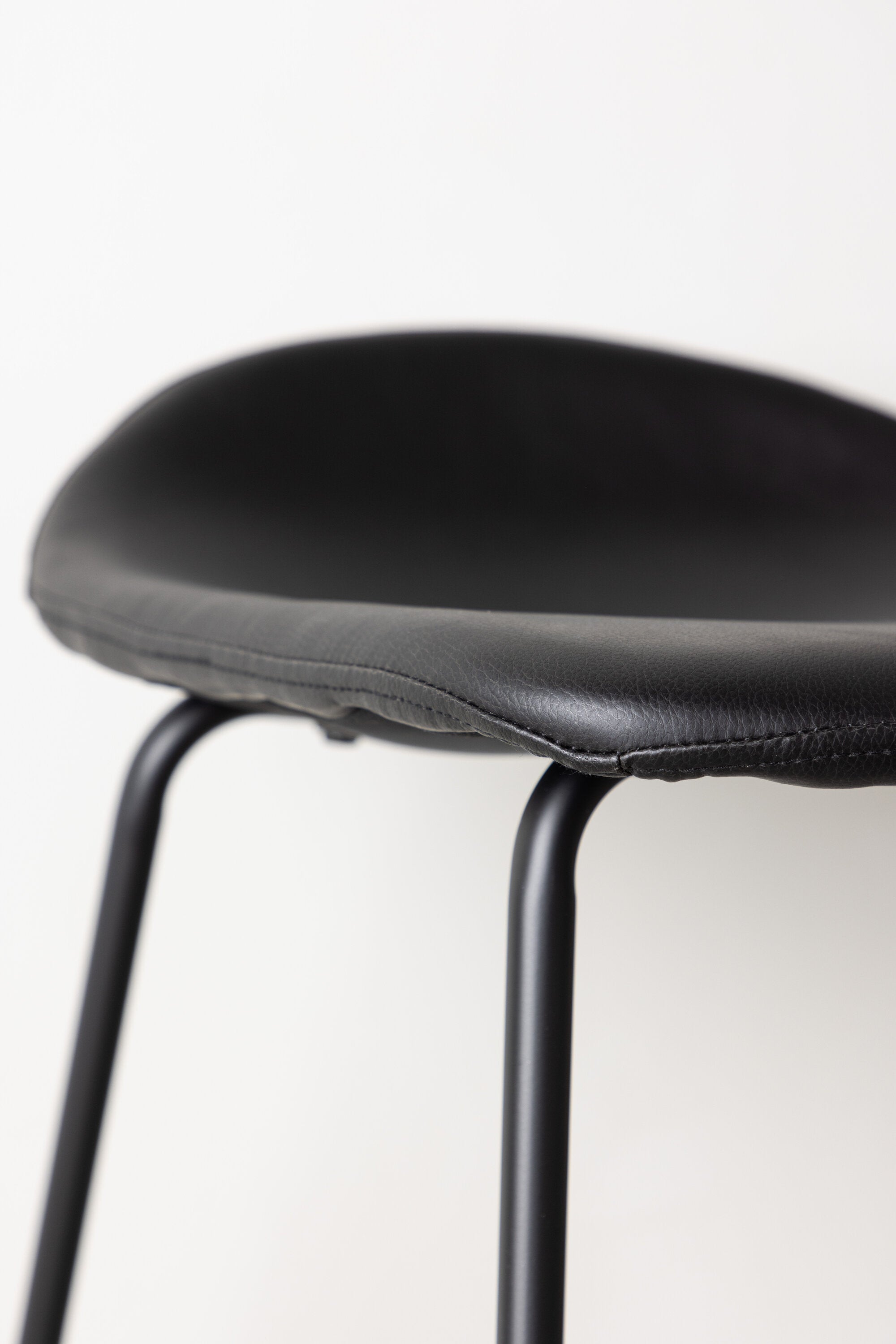 Grebbestad Barstuhl in Schwarz präsentiert im Onlineshop von KAQTU Design AG. Barstuhl ist von Vind