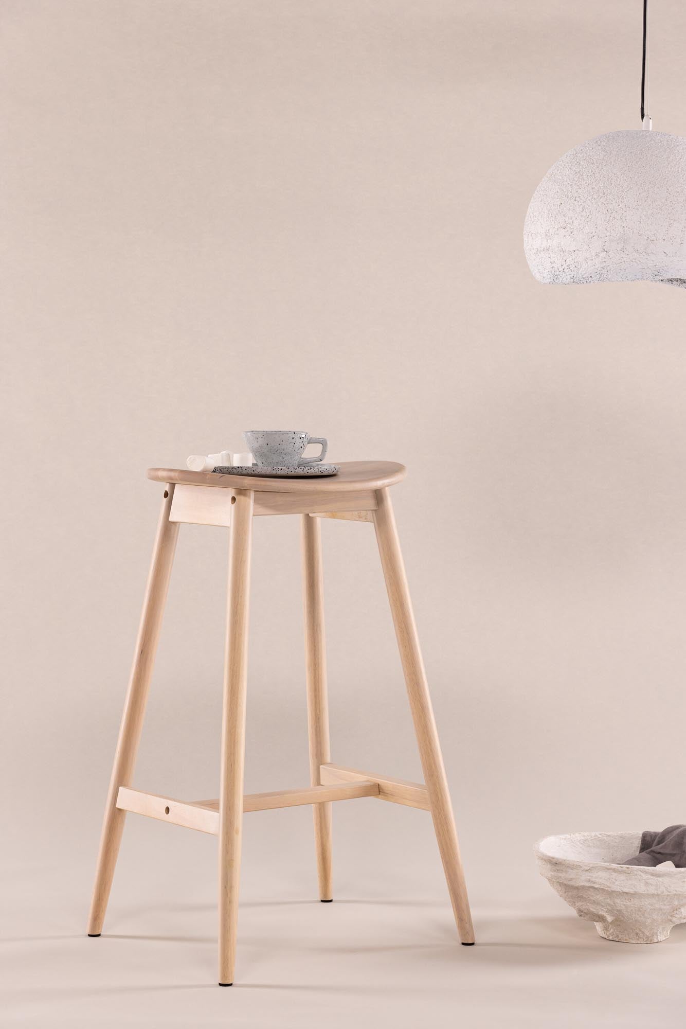 Stilvoller Orust Barstuhl von Vind, gefertigt aus langlebigem Gummiholz. Modernes Design mit weisser Verputzung und bequemer Fussstütze für gesellige Abende.