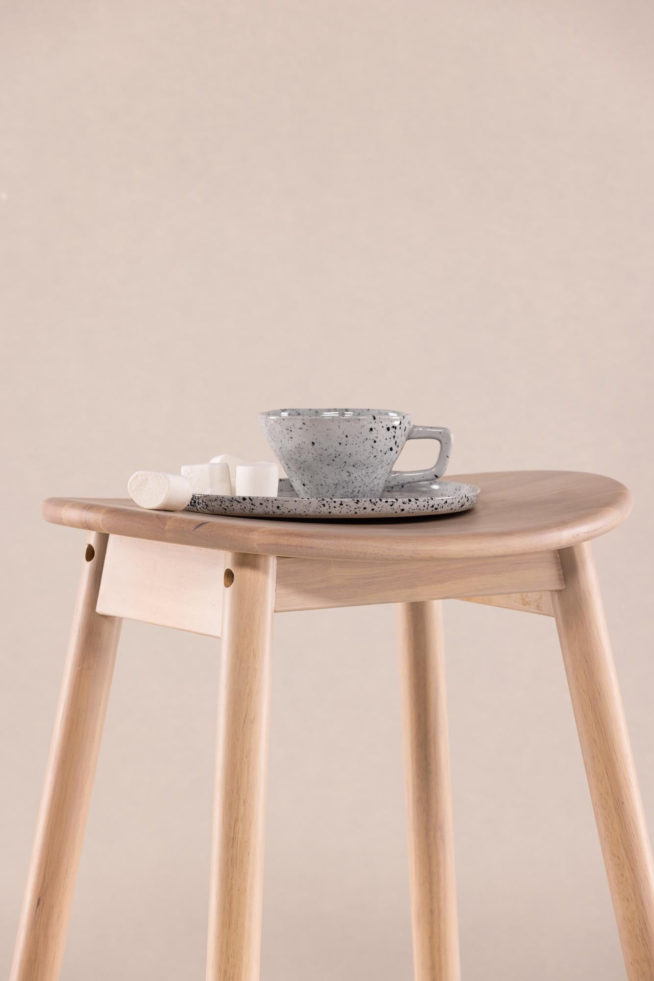 Stilvoller Orust Barstuhl von Vind: Hochwertiges Gummiholz, schlichte Eleganz und optimaler Komfort für gesellige Abende.