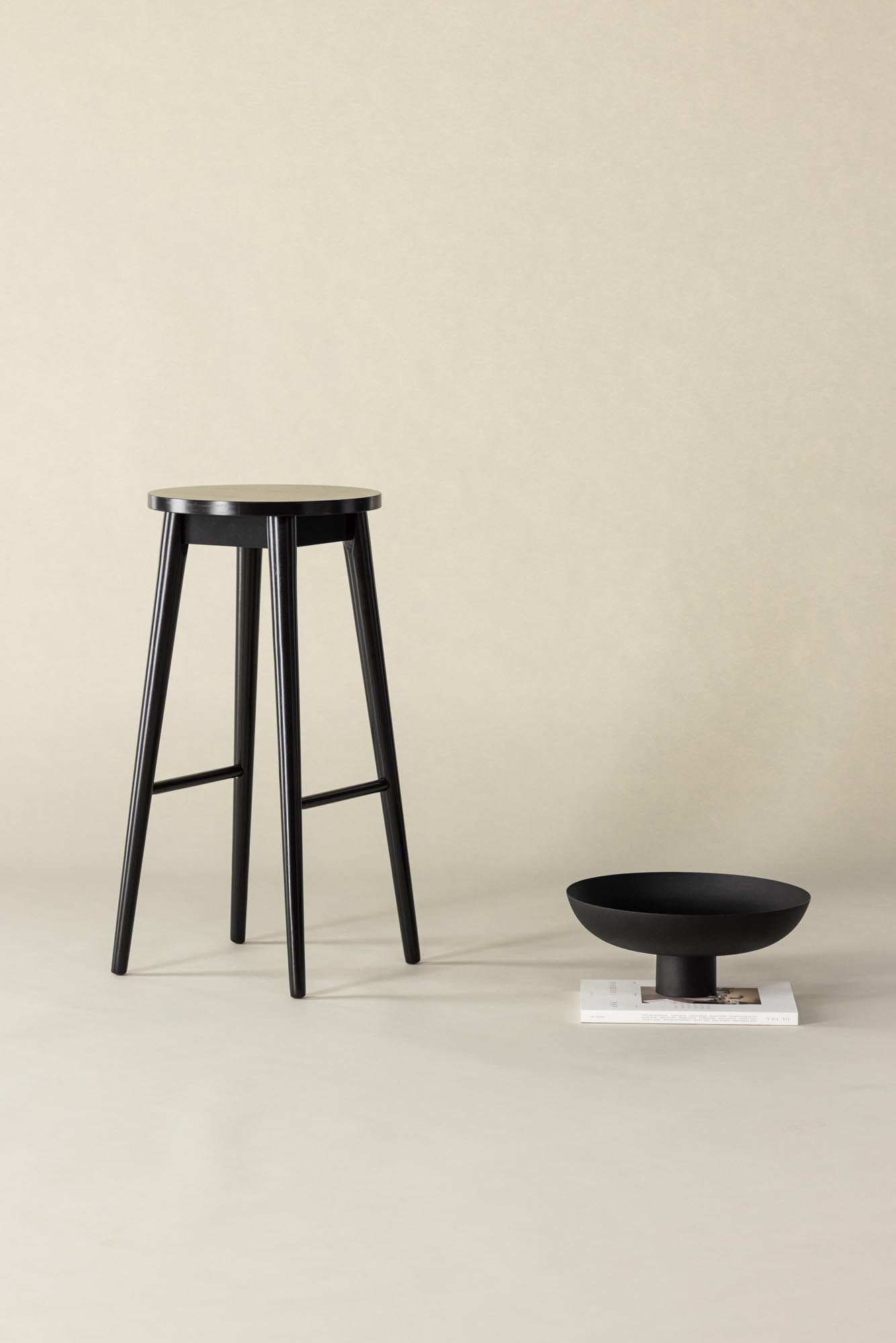 Entdecken Sie den Mollösand Barstuhl von Vind: Stilvolles Design, langlebiges Gummibaumholz und optimaler Sitzkomfort für jeden Raum.