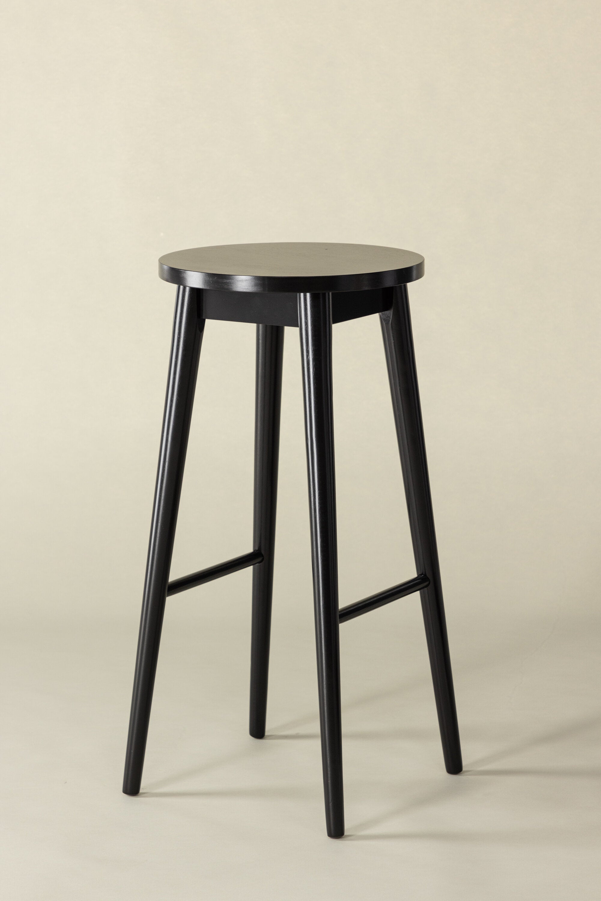 Mollösand Barstuhl in Schwarz präsentiert im Onlineshop von KAQTU Design AG. Barhocker ist von Vind