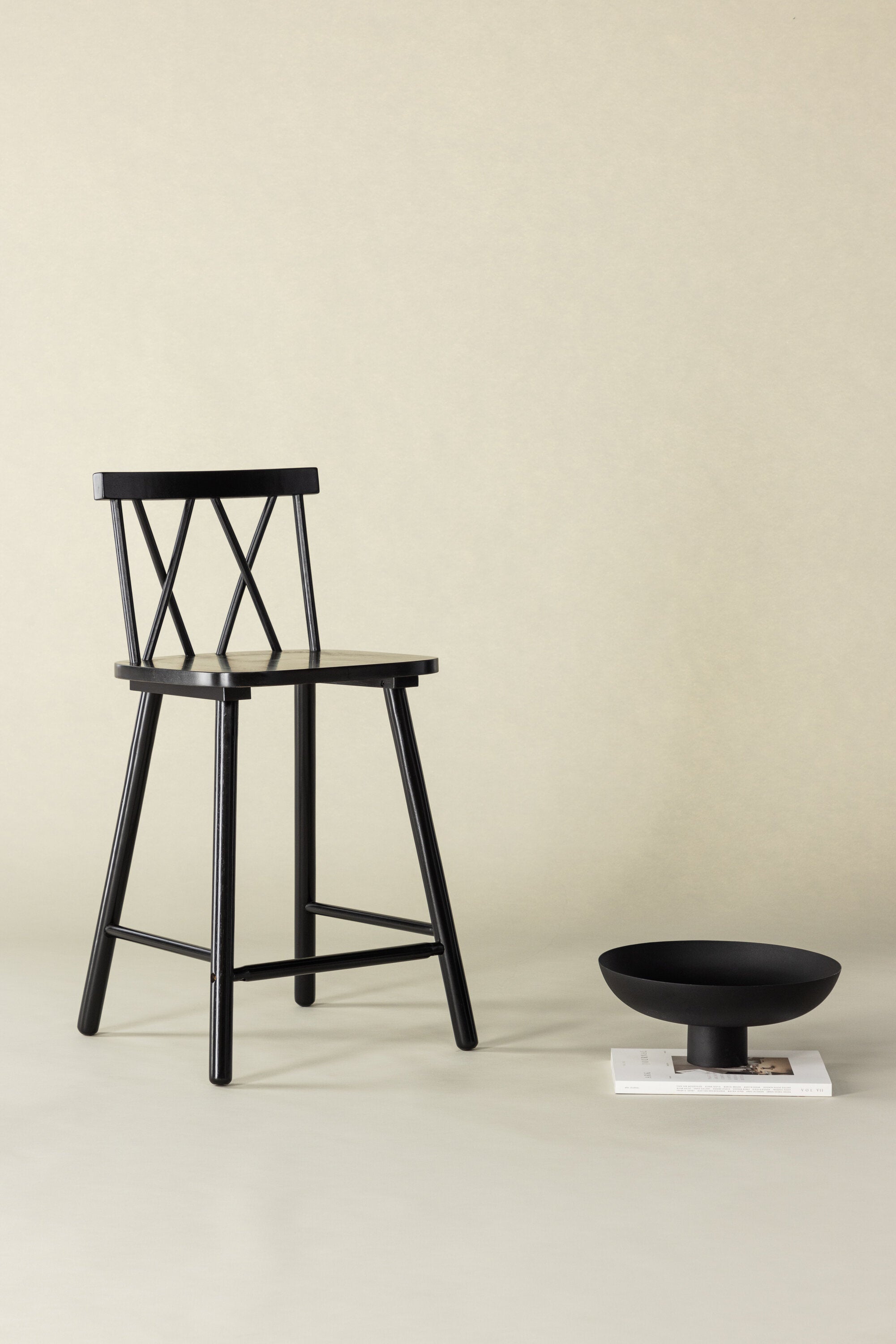 Mollöström Barstuhl in Schwarz präsentiert im Onlineshop von KAQTU Design AG. Barstuhl ist von Vind