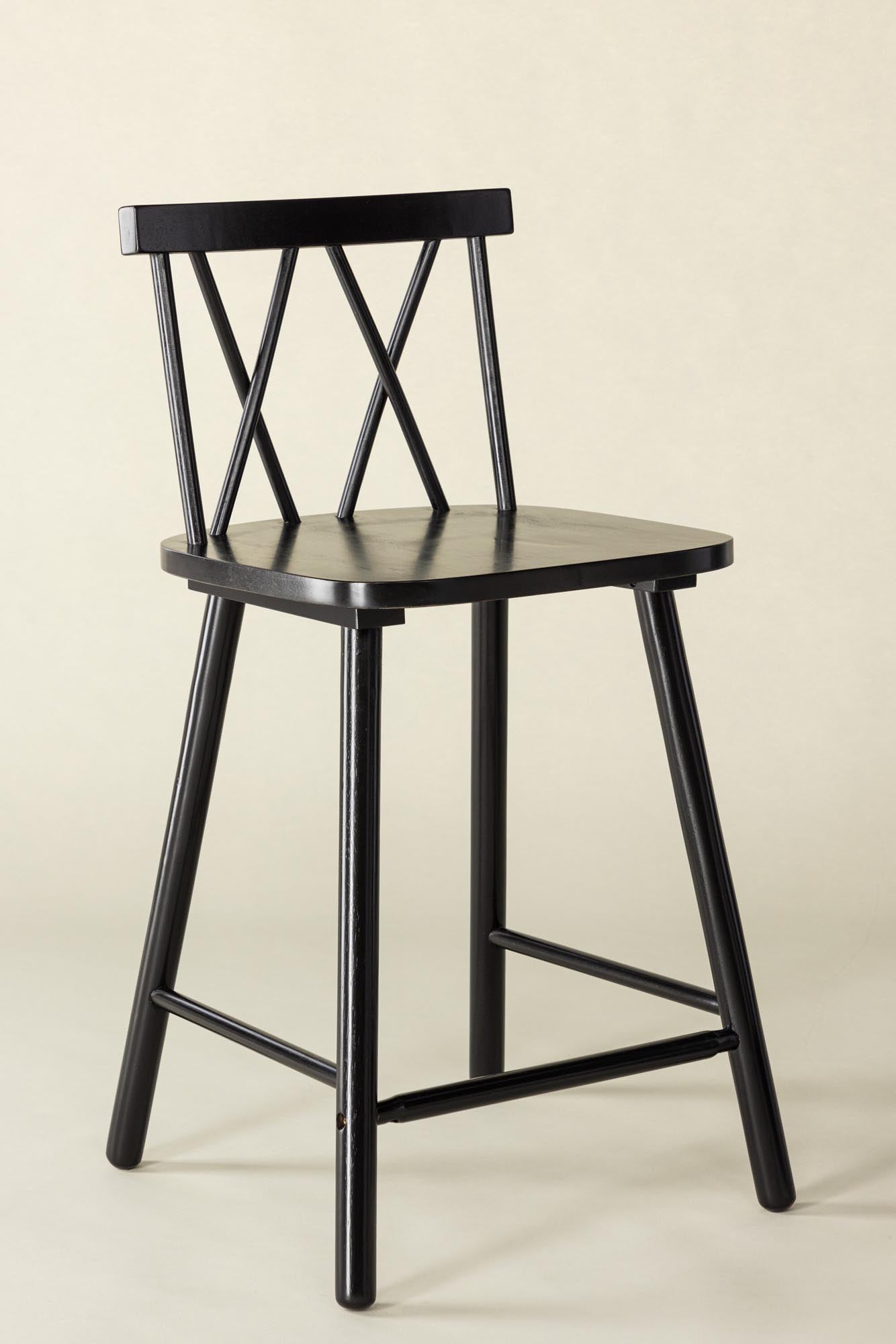 Erleben Sie den Mollöström Barstuhl von Vind: Minimalistisches Design, langlebiges Gummibaumholz und hoher Sitzkomfort – ideal für moderne Wohnräume.