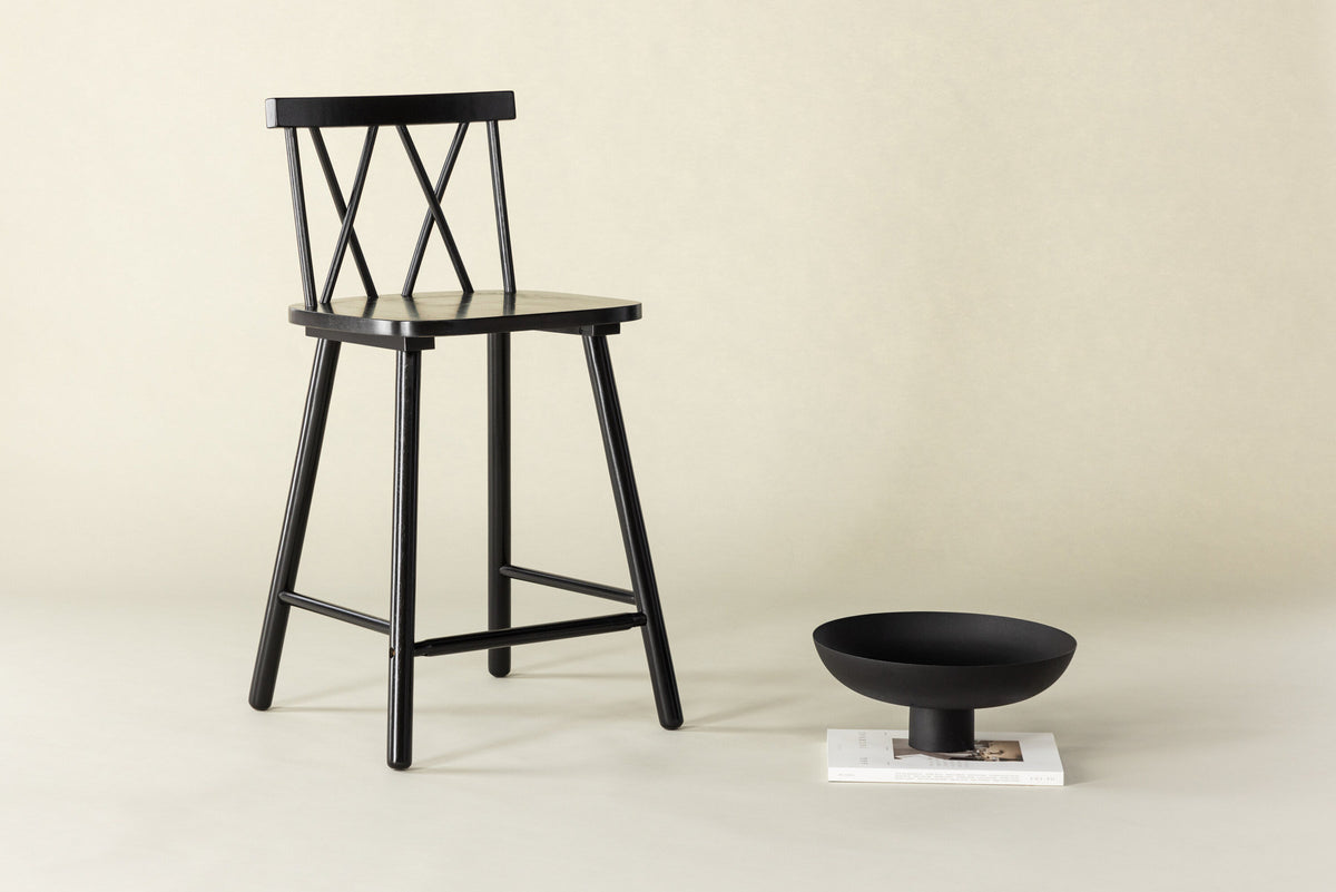 Mollöström Barstuhl in Schwarz präsentiert im Onlineshop von KAQTU Design AG. Barstuhl ist von Vind