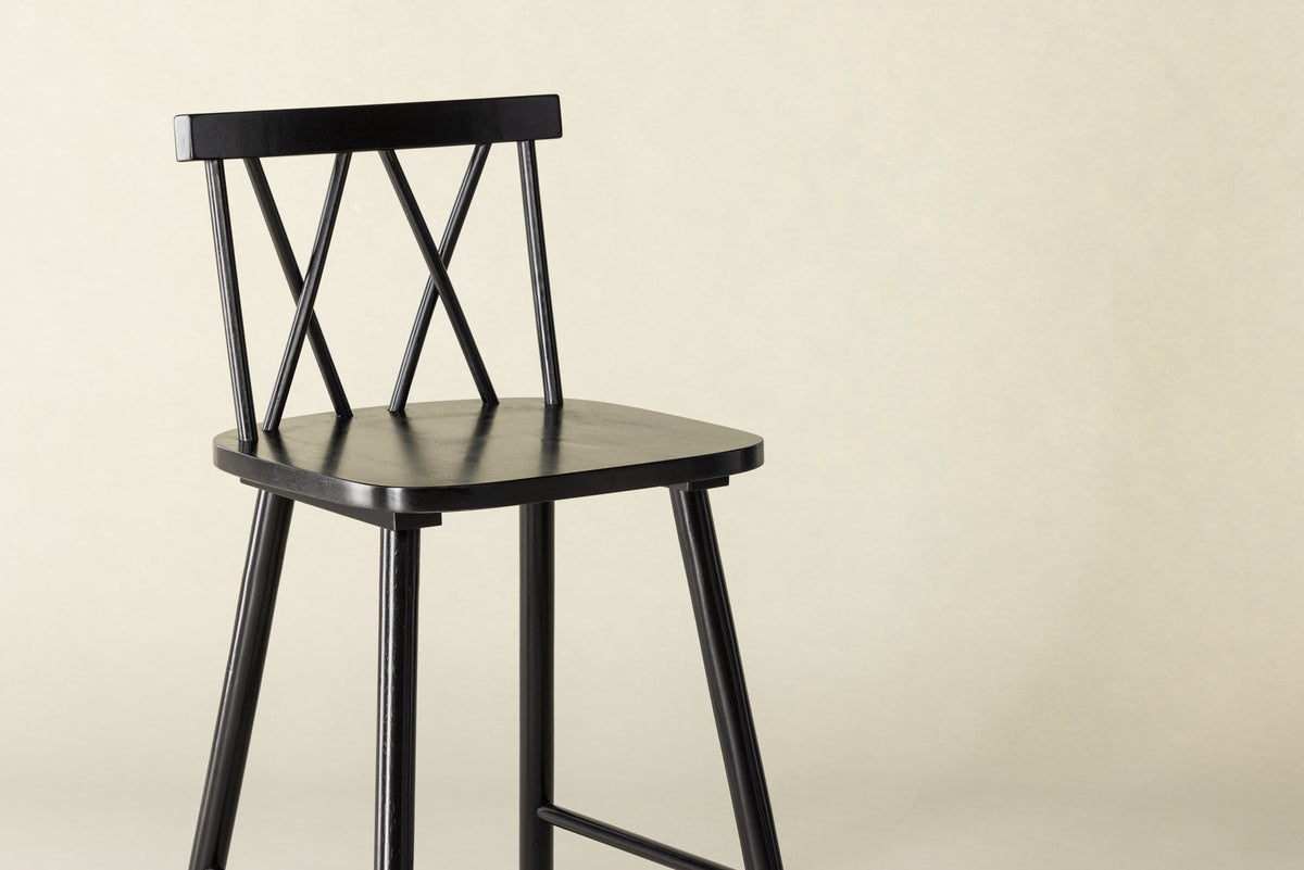 Mollöström Barstuhl in Schwarz präsentiert im Onlineshop von KAQTU Design AG. Barstuhl ist von Vind