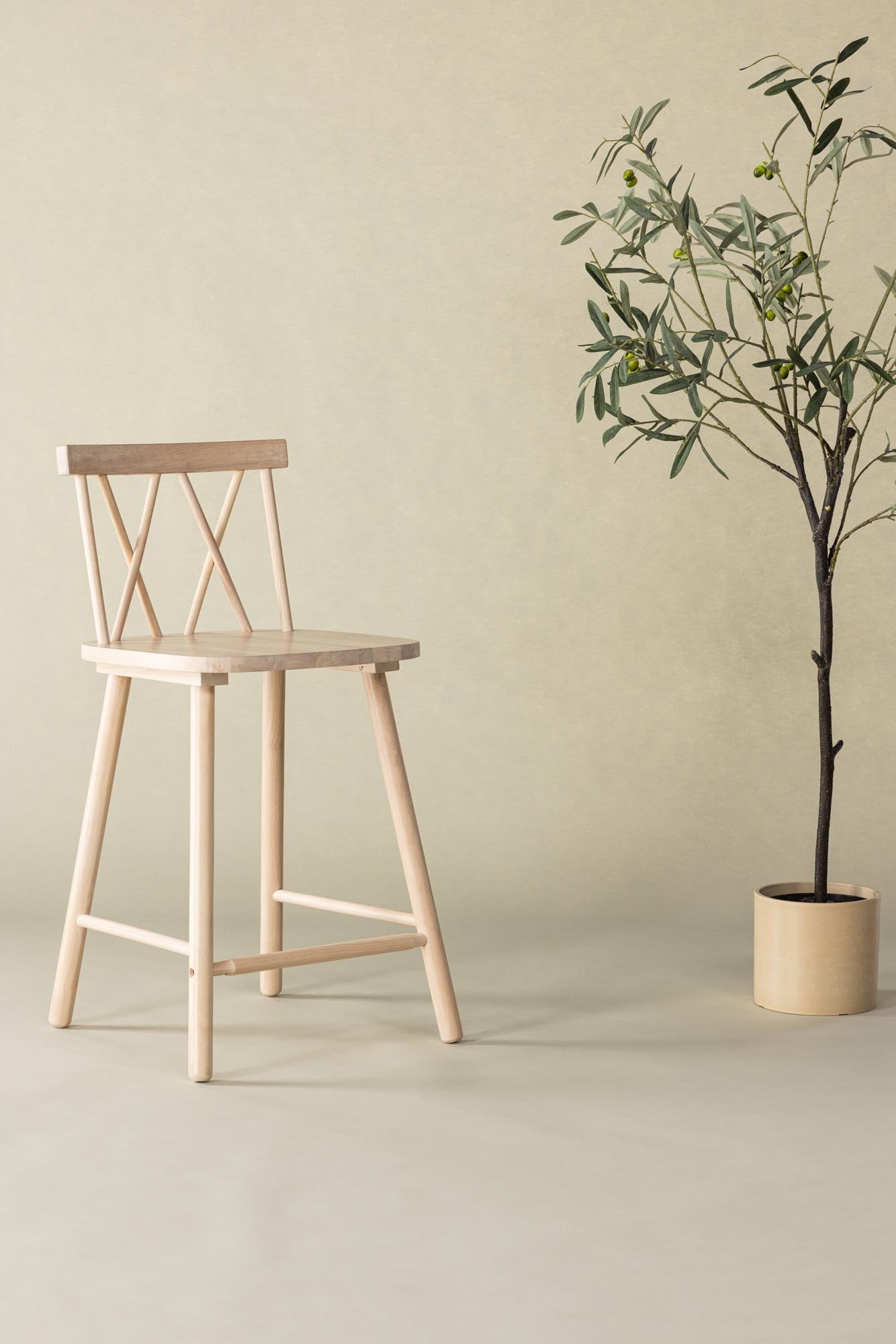 Mollöström Barstuhl von Vind: Eleganz und Ergonomie vereint in einem minimalistischen Design für Ihr Zuhause.