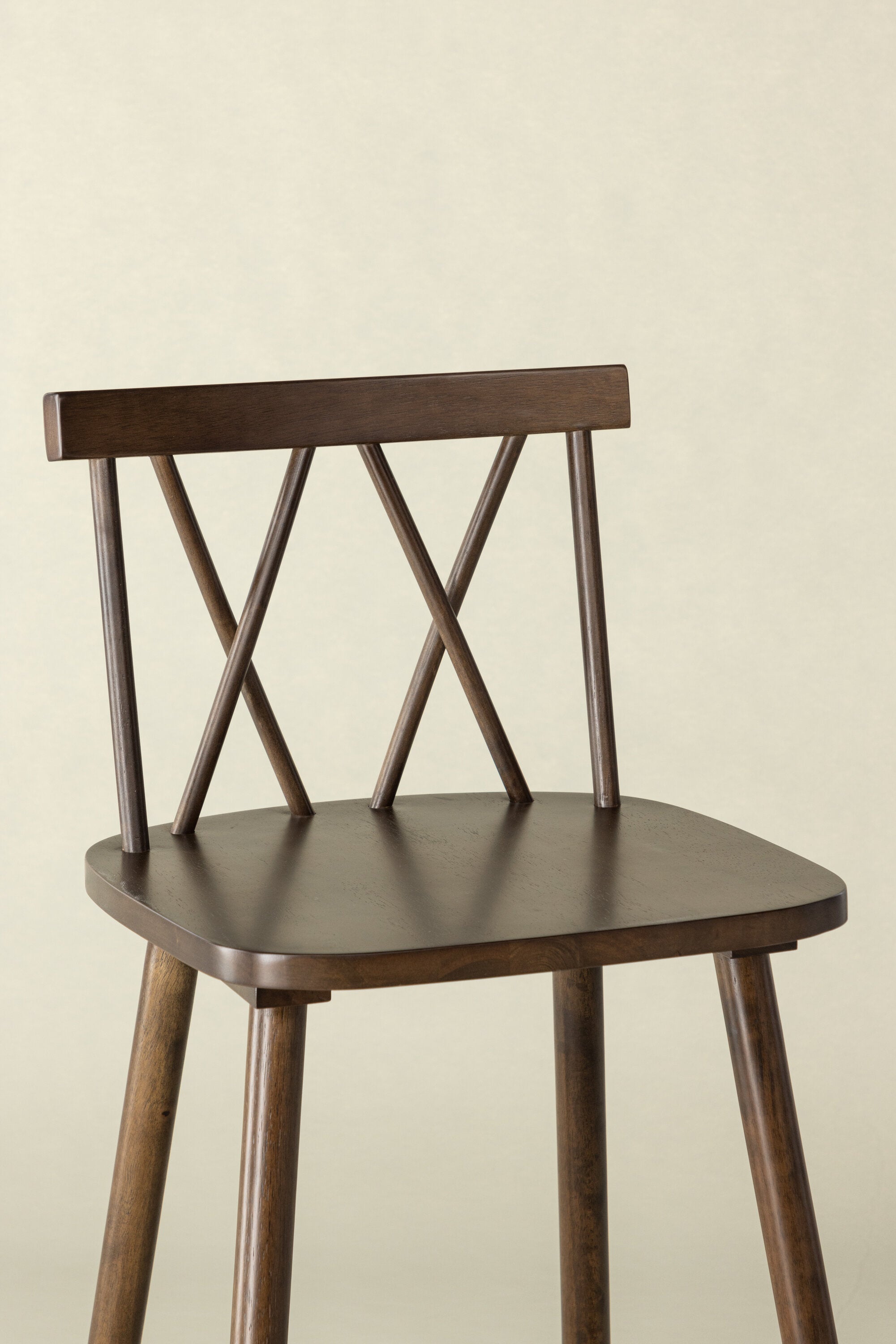 Mollöström Barstuhl in Mokka präsentiert im Onlineshop von KAQTU Design AG. Barstuhl ist von Vind