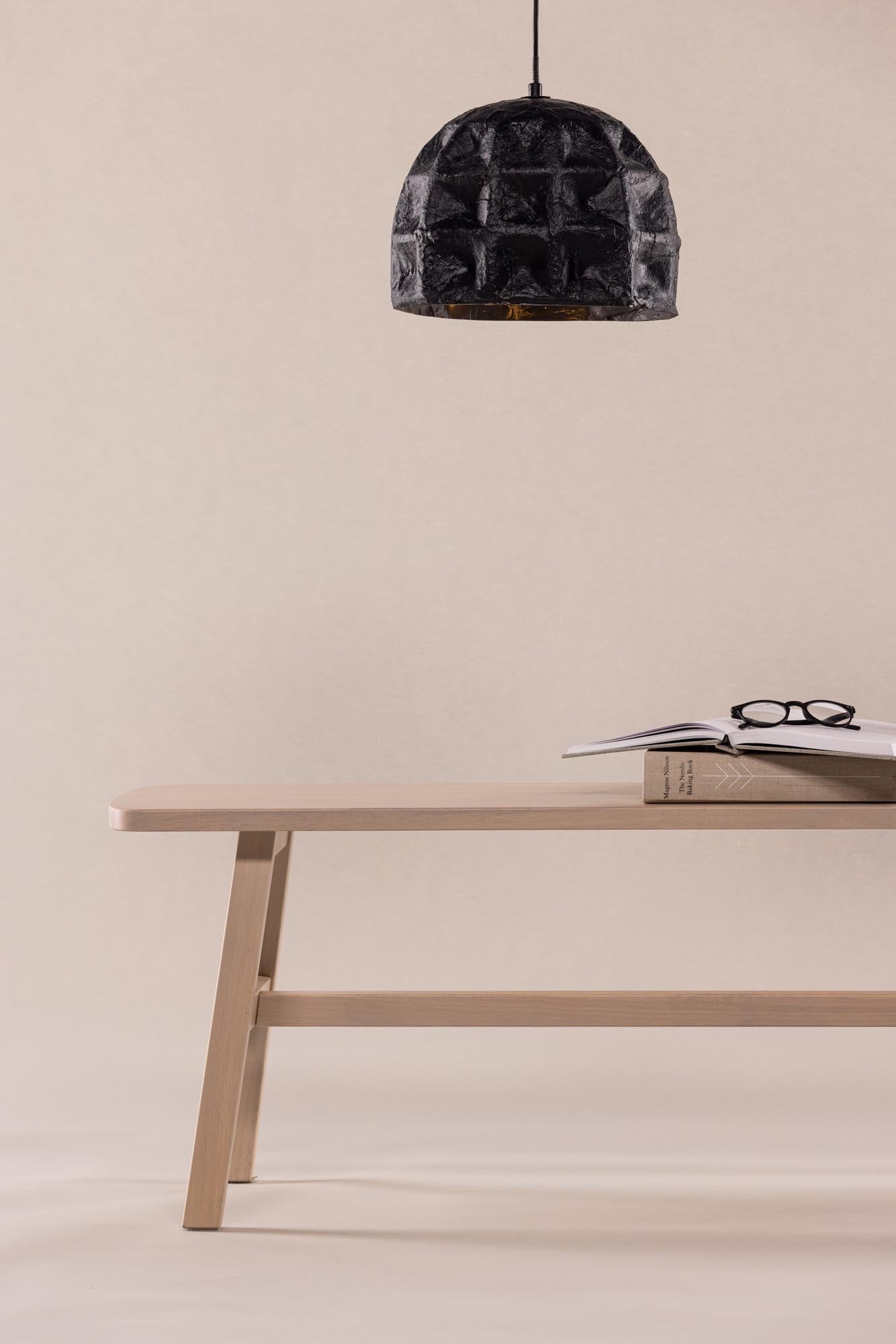 Stilvolle Hälsö Bank aus nachhaltigem Gummiholz, ideal für jeden Raum, bietet Komfort und zeitlose Eleganz.