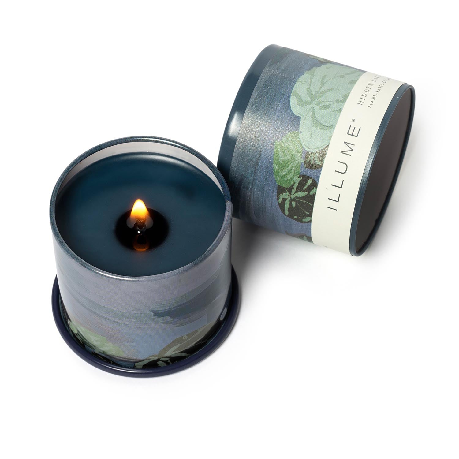 Hidden Lake Demi Vanity Tin Kerze, Blau, in Blau präsentiert im Onlineshop von KAQTU Design AG. Duftkerze ist von Illume