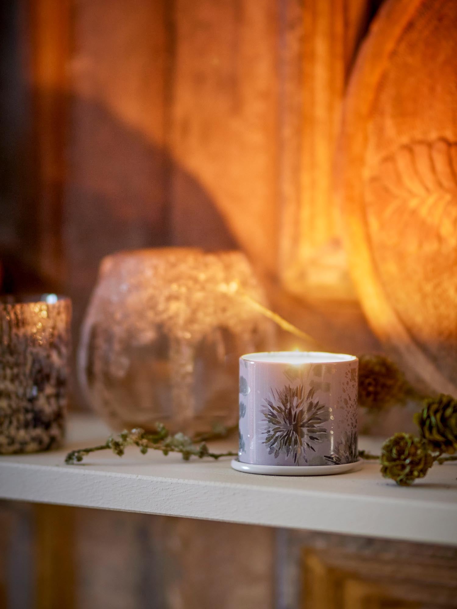 Winter White Demi Vanity Tin Kerze, Weiss, in Weiß präsentiert im Onlineshop von KAQTU Design AG. Duftkerze ist von Illume