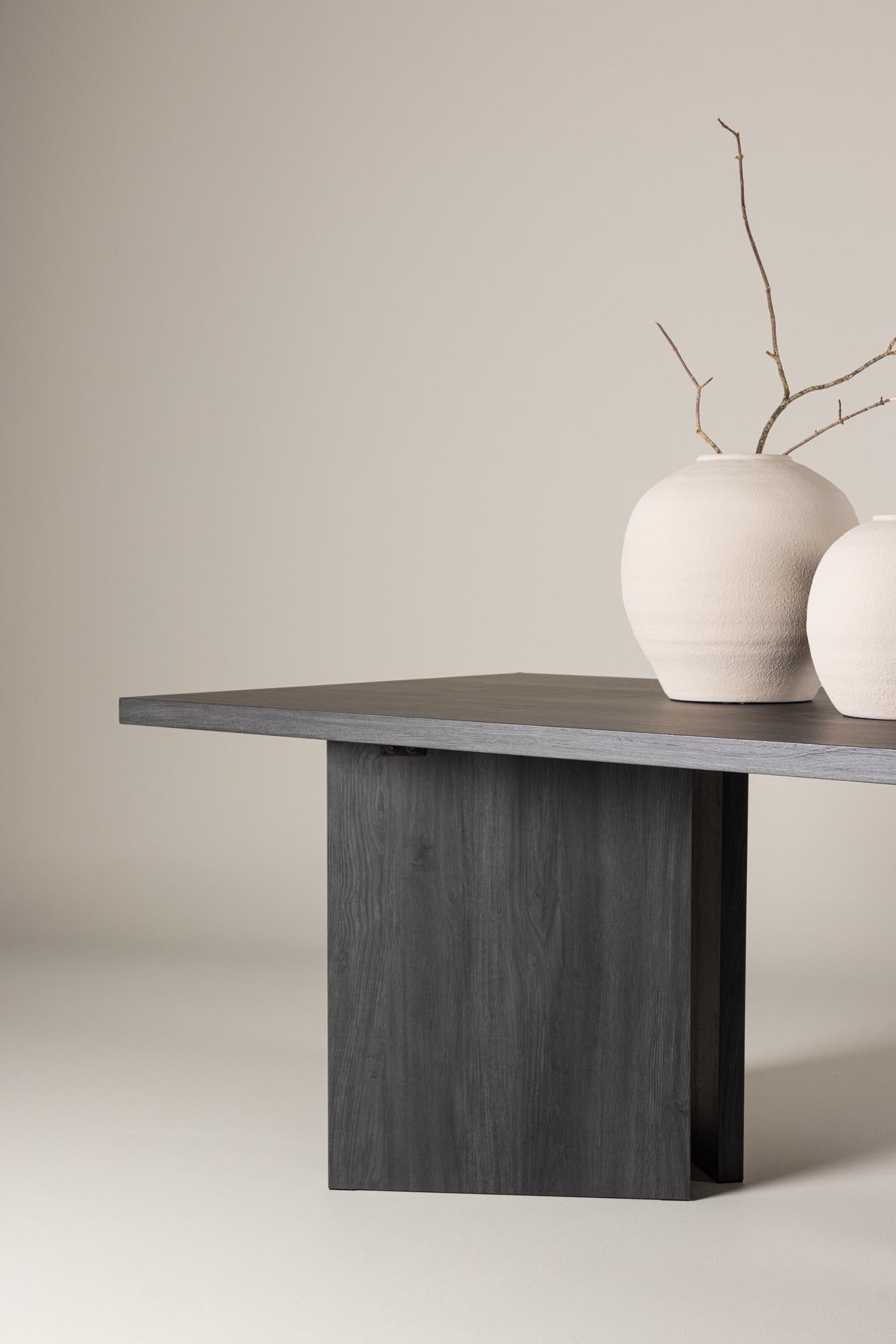 Bassholmen Esstisch: Zeitloses Design für moderne Esszimmer.