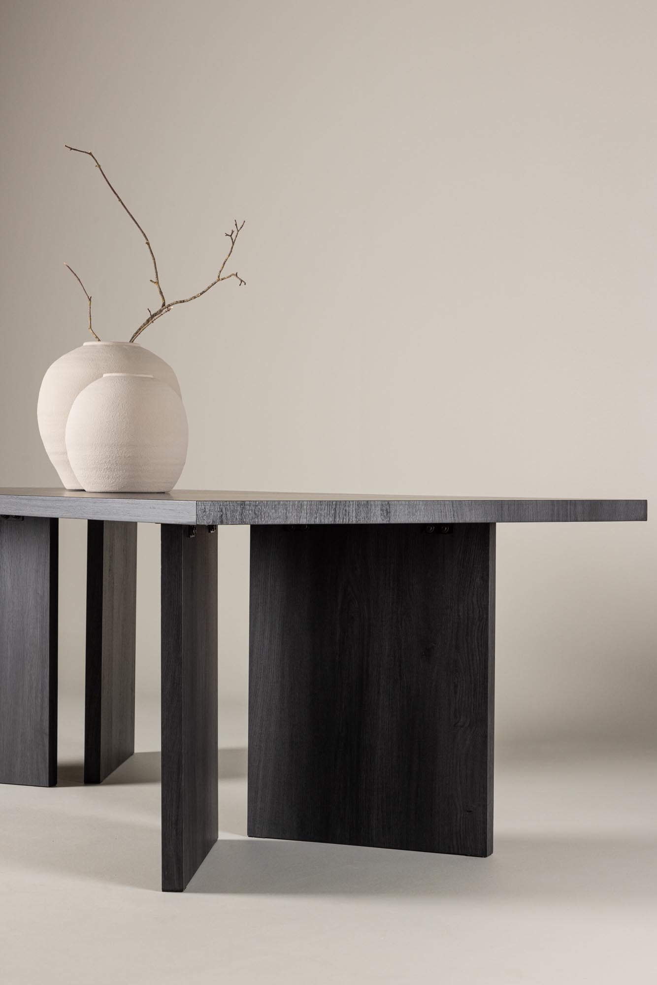 Bassholmen Esstisch: Skandinavische Ästhetik trifft auf Funktionalität.