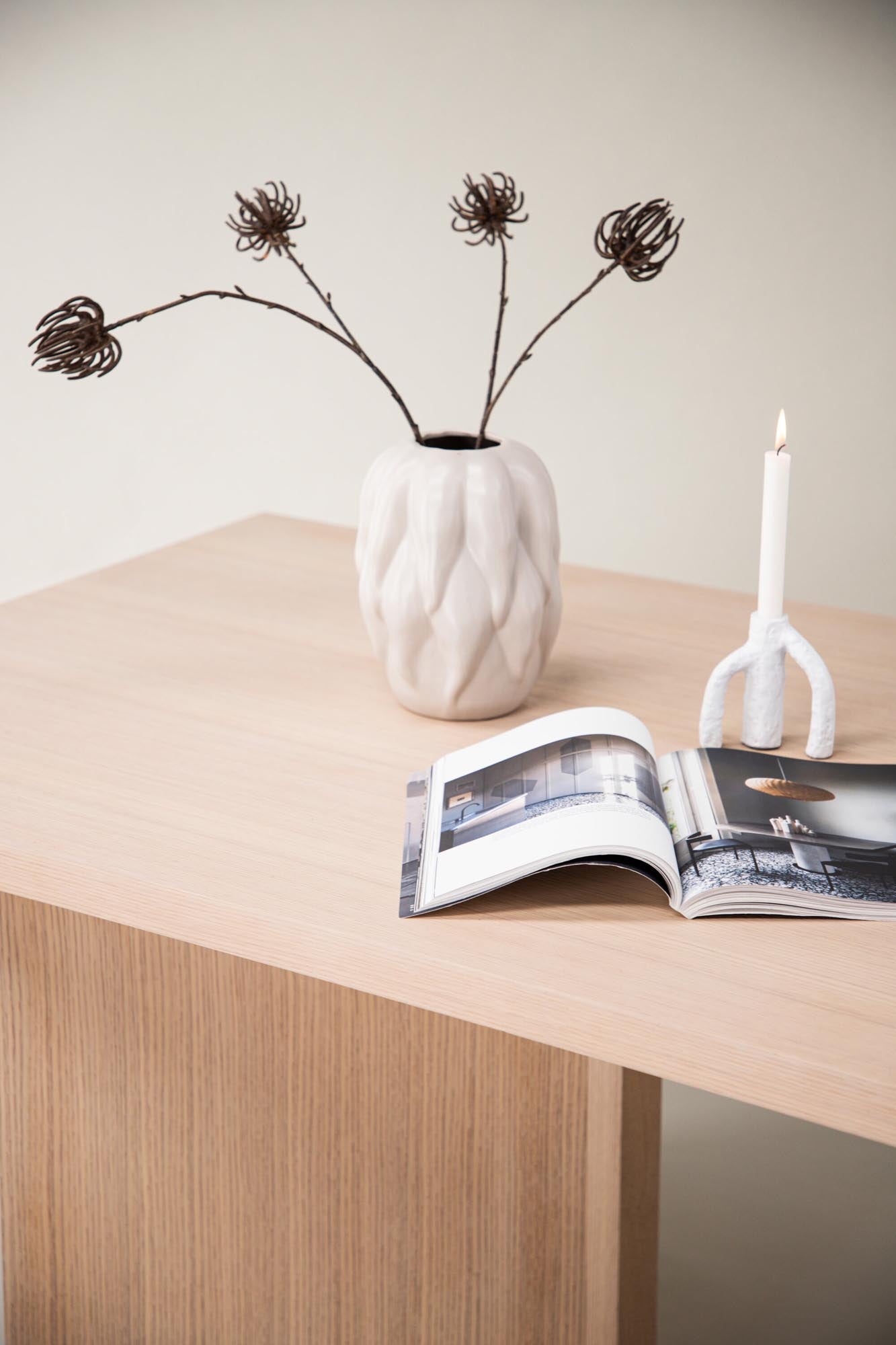 Moderner Bassholmen Tisch aus nachhaltigem MDF mit stilvoller, weißer Tischplatte und eleganten Beinen. Ideal für jedes Esszimmer.