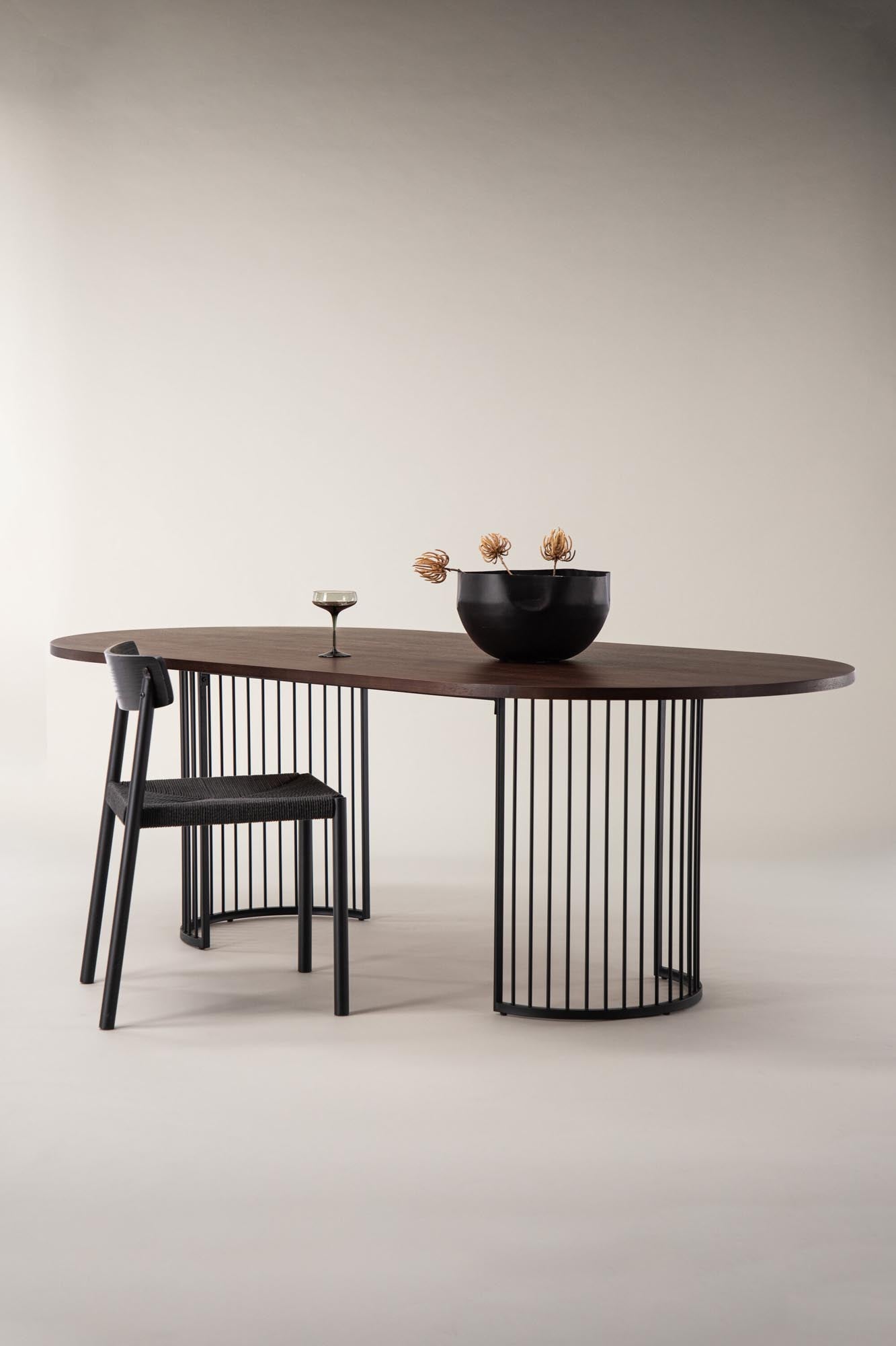 Moderner Hamneskär Tisch von Vind, ideal für gesellige Abende. Pflegeleicht, stabil und perfekt für jedes Zuhause.