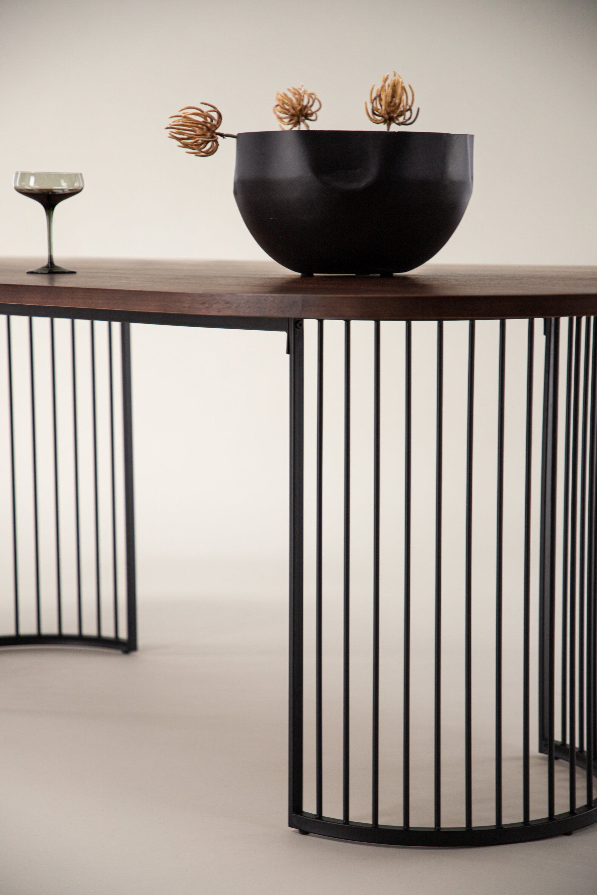 Hamneskär Tisch in Nussbaum präsentiert im Onlineshop von KAQTU Design AG. Esstisch ist von Vind