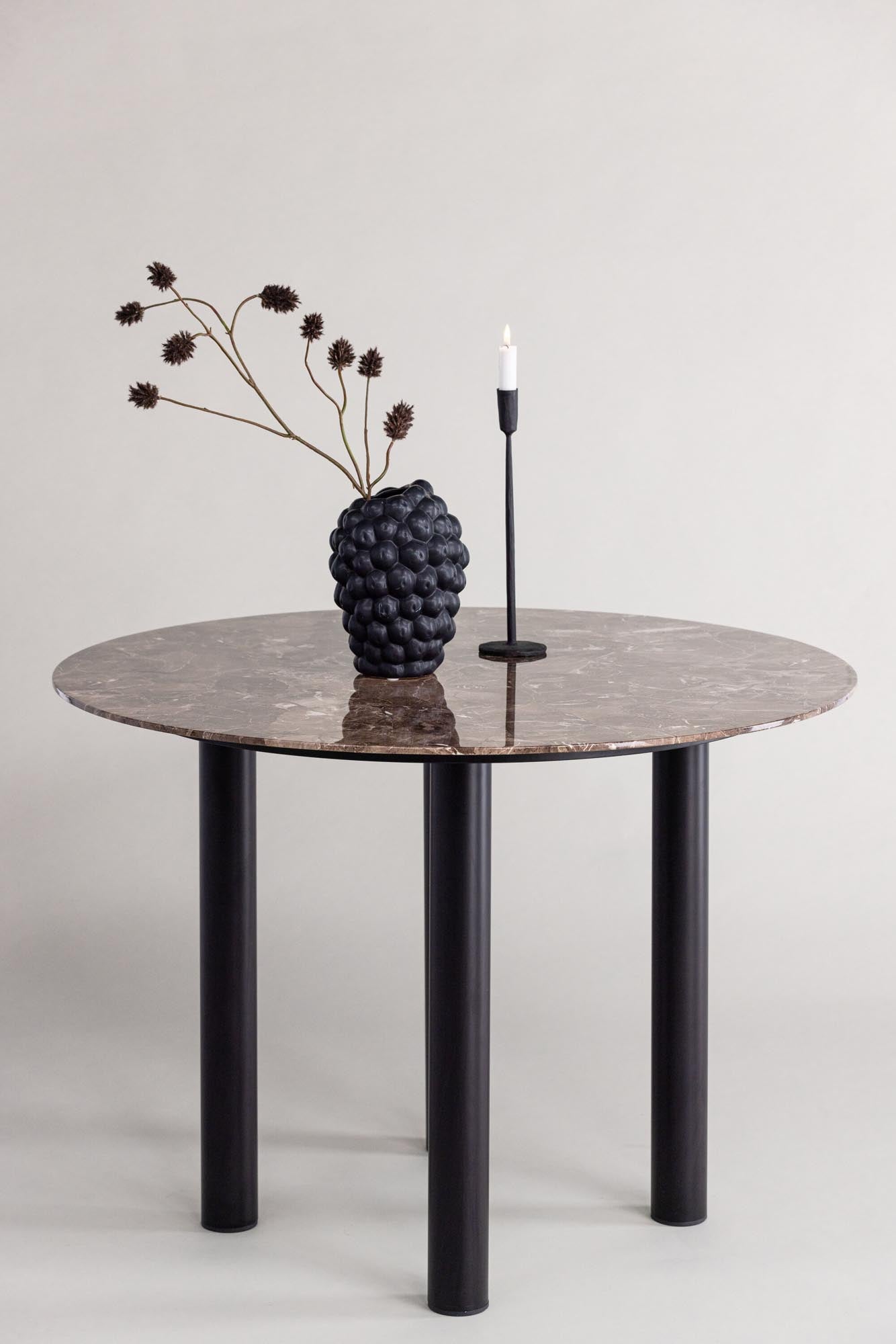 Havsten Tisch von Vind: Runde Tischplatte aus braunem Marmorimitat, moderne Metallbeine, ideal für gesellige Runden und stilvolle Einrichtung.