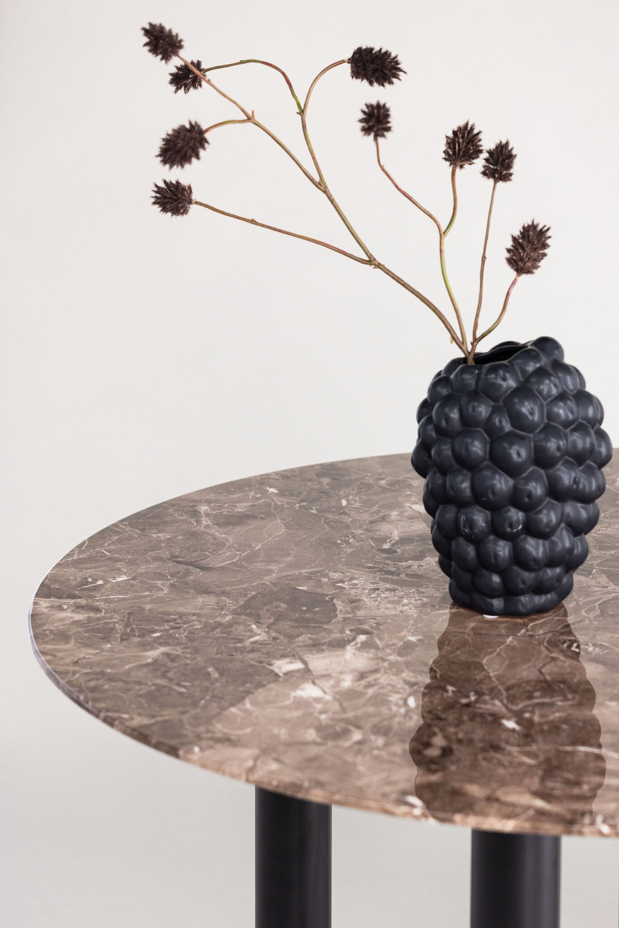 Havsten Tisch in Schwarz präsentiert im Onlineshop von KAQTU Design AG. Esstisch ist von Vind