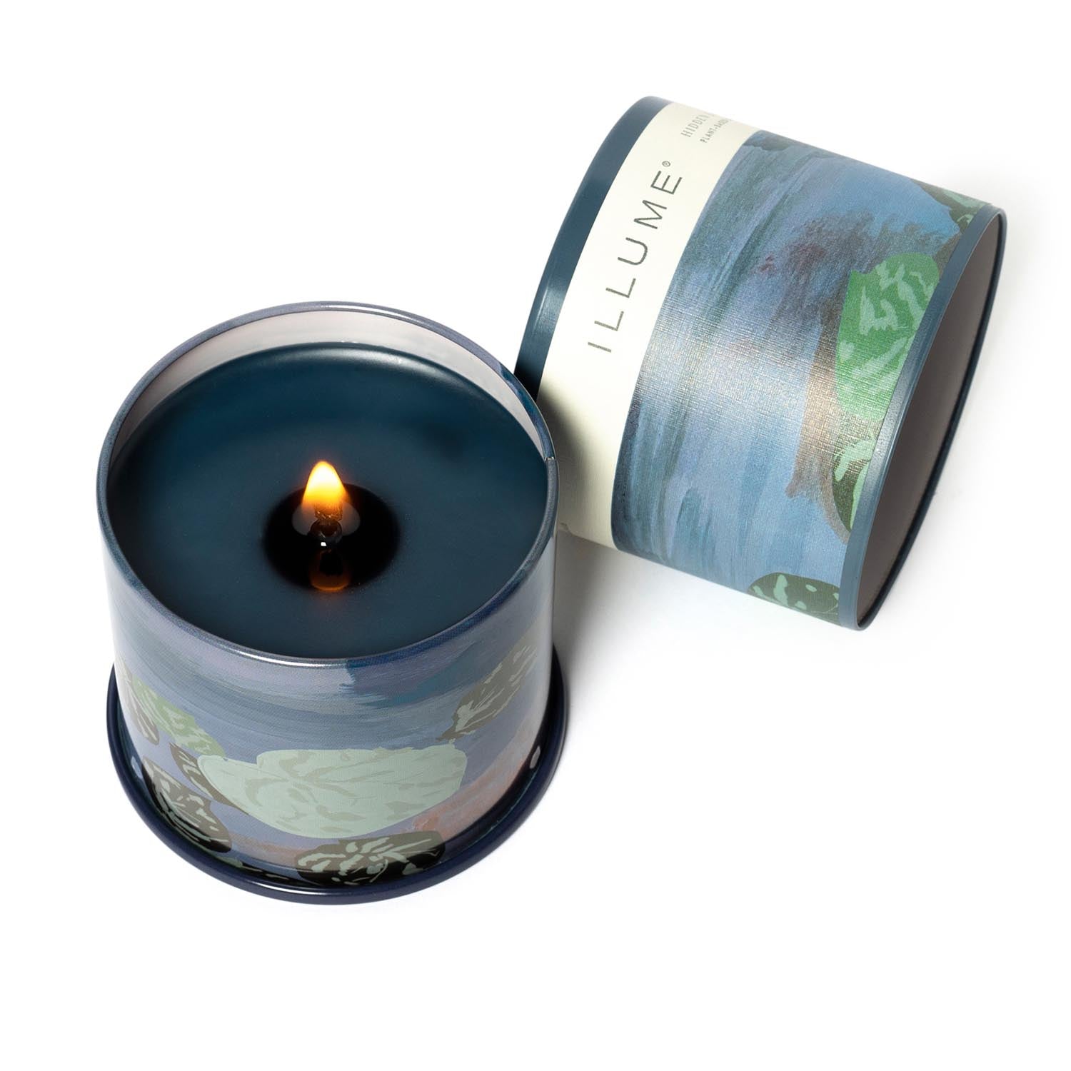 Hidden Lake Vanity Tin Duftkerze, Blau, in Blau präsentiert im Onlineshop von KAQTU Design AG. Duftkerze ist von Illume