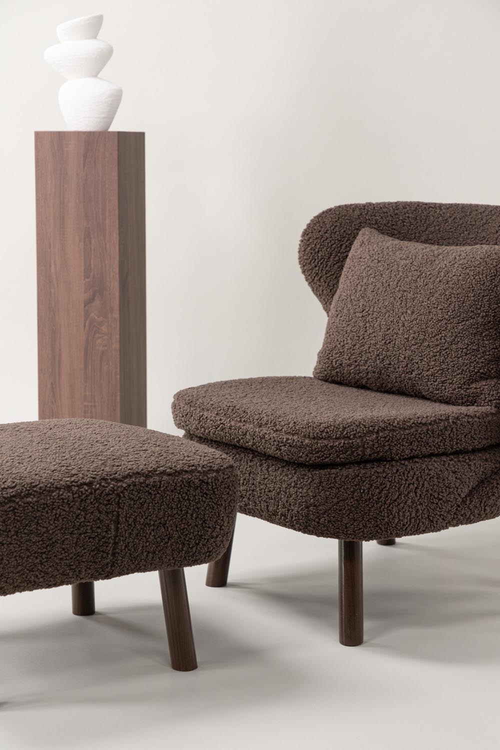Ryxö Sessel in Braun präsentiert im Onlineshop von KAQTU Design AG. Sessel ist von Vind