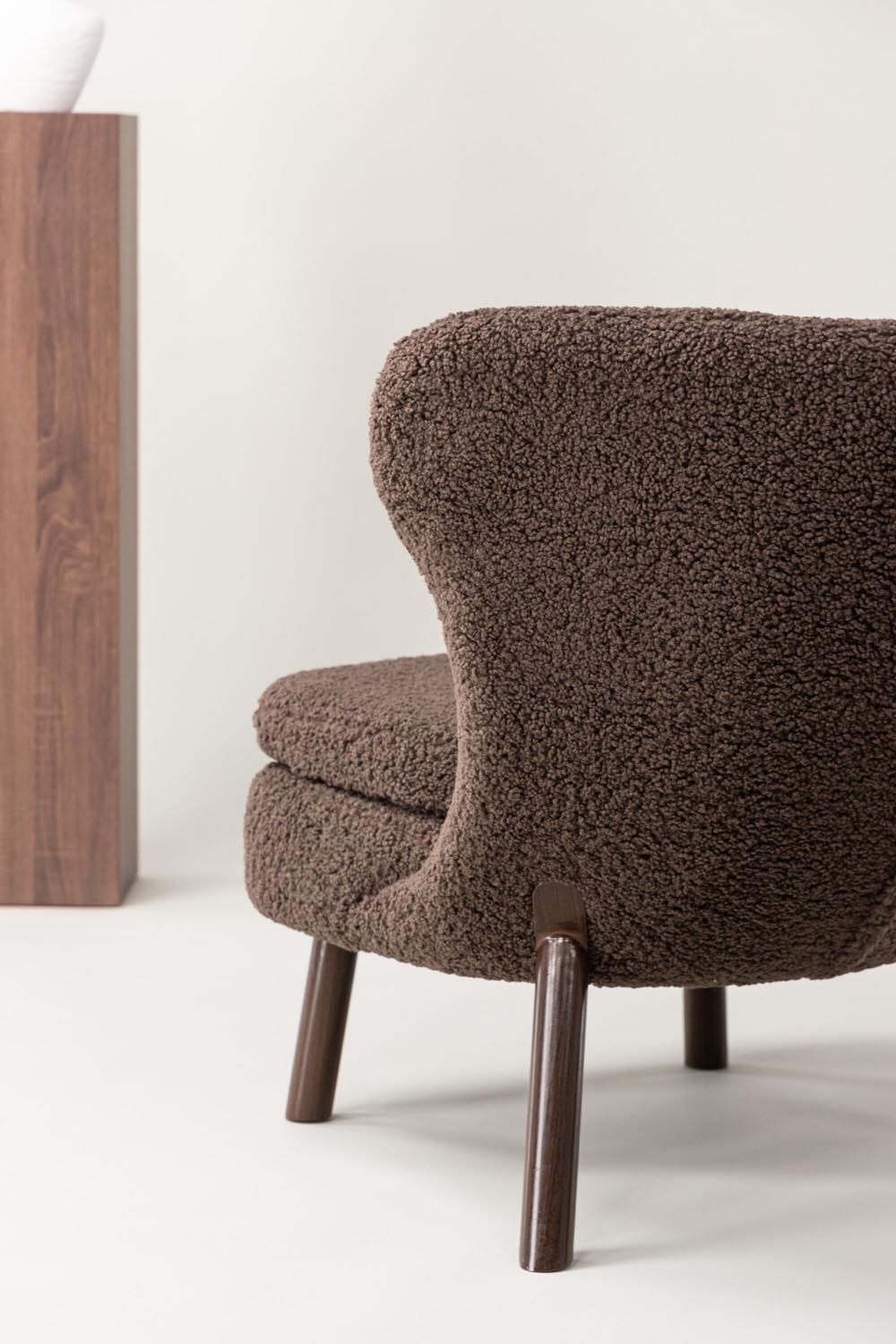 Ryxö Sessel in Braun präsentiert im Onlineshop von KAQTU Design AG. Sessel ist von Vind