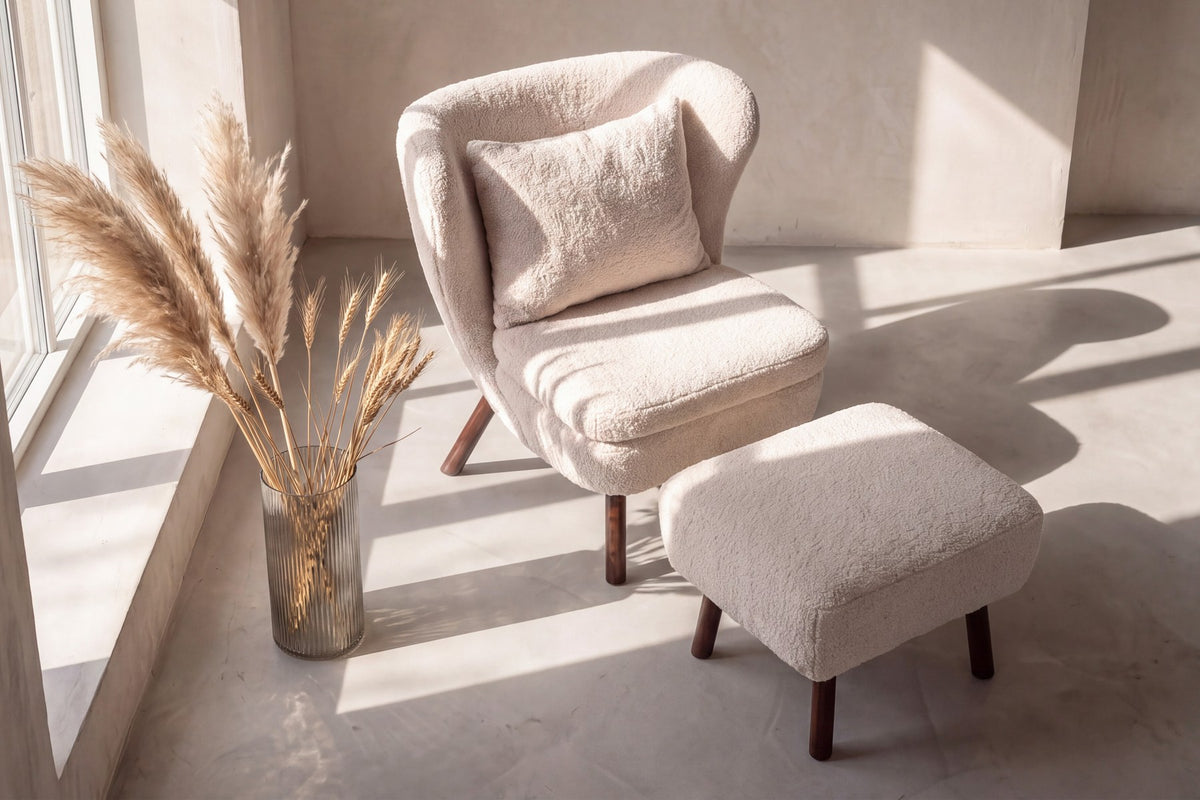 Weisser Loungesessel mit Bouclé-Bezug aus Polyester, Schaumstofffüllung und braunen Stahlbeinen im Holzeffekt-Design, Sitzhöhe 43 cm.