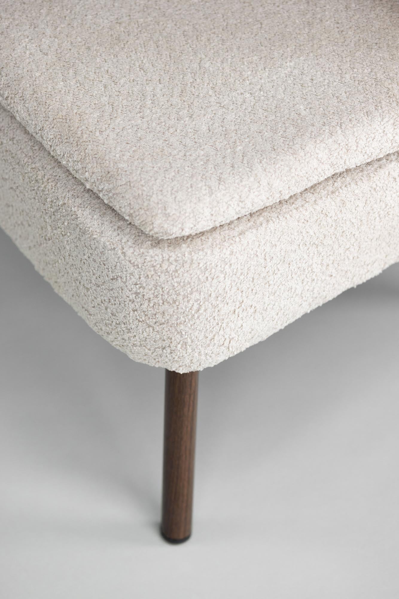 Der Hällsö Sessel von Vind begeistert mit seinem stilvollen Design und dem beigen Boulé-Stoff. Ideal für gemütliche Leseecken oder als Teil Ihrer Sofagruppe.