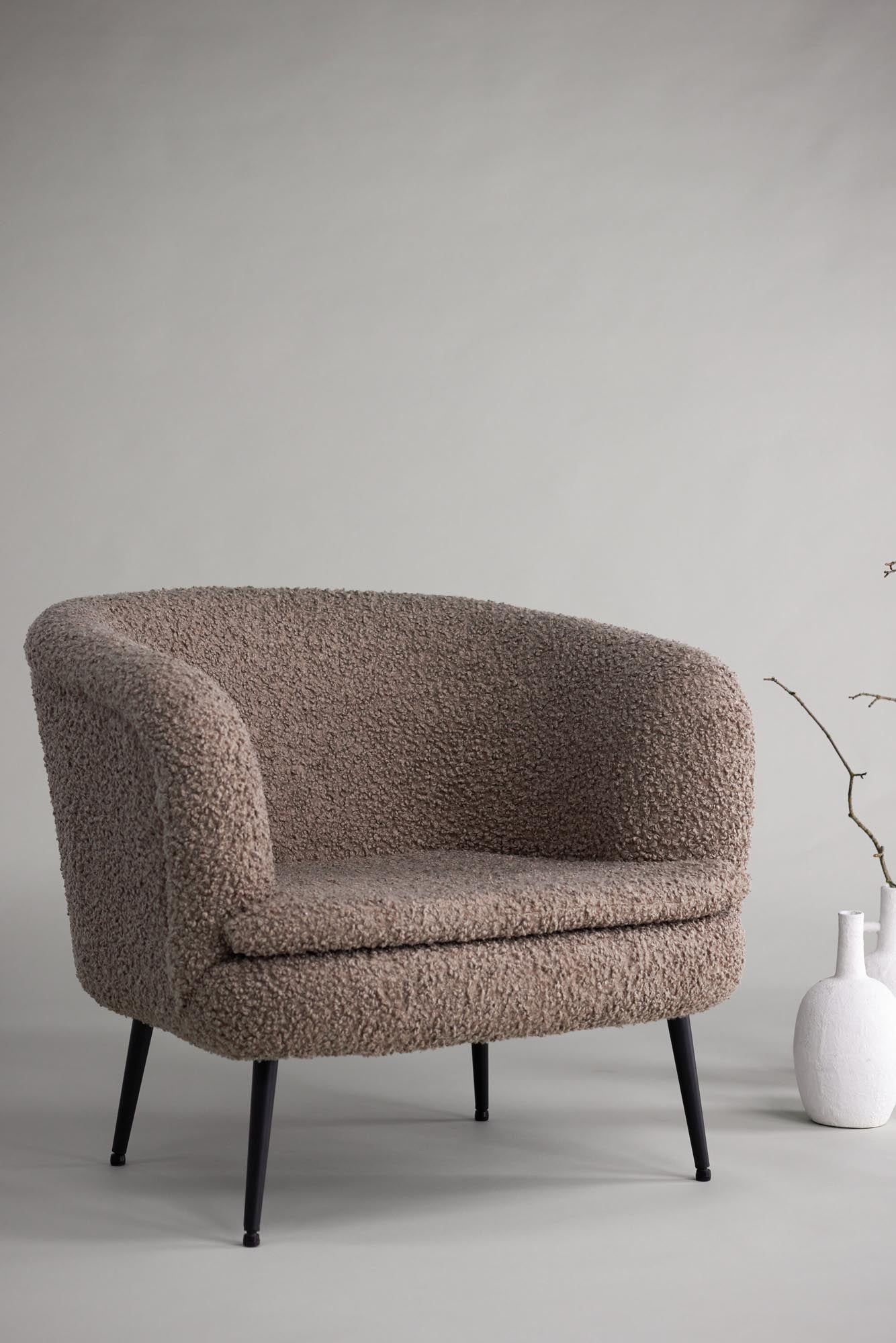 Entdecken Sie den Nordkoster Sessel von Vind: Eleganz trifft auf Komfort mit weichem Teddystoff und stabilen Stahlbeinen – perfekt für jeden Raum.
