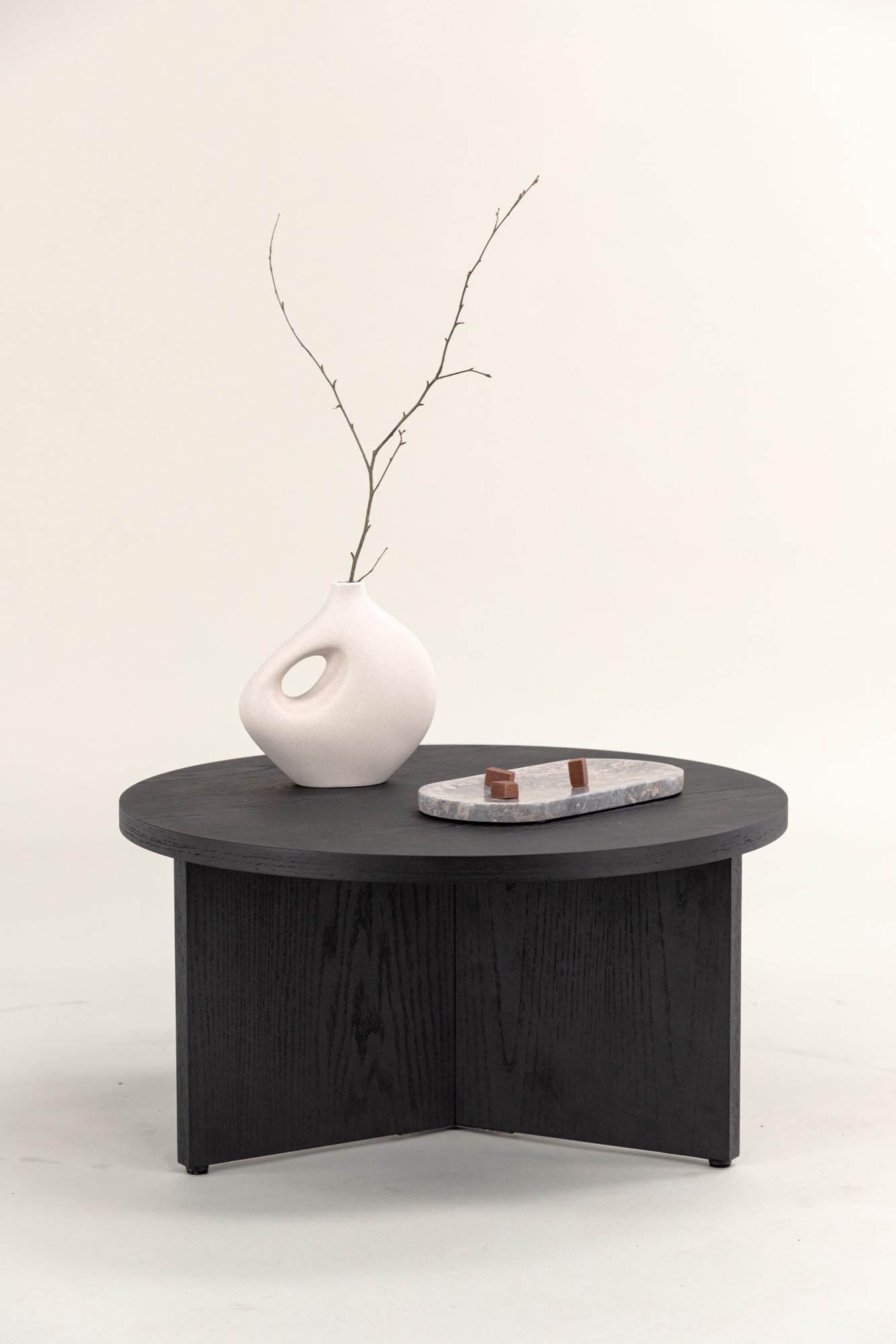 Entdecken Sie den Saltö Beistelltisch von Vind: stilvolles, funktionales Möbelstück aus robustem MDF, ideal für jeden Raum.