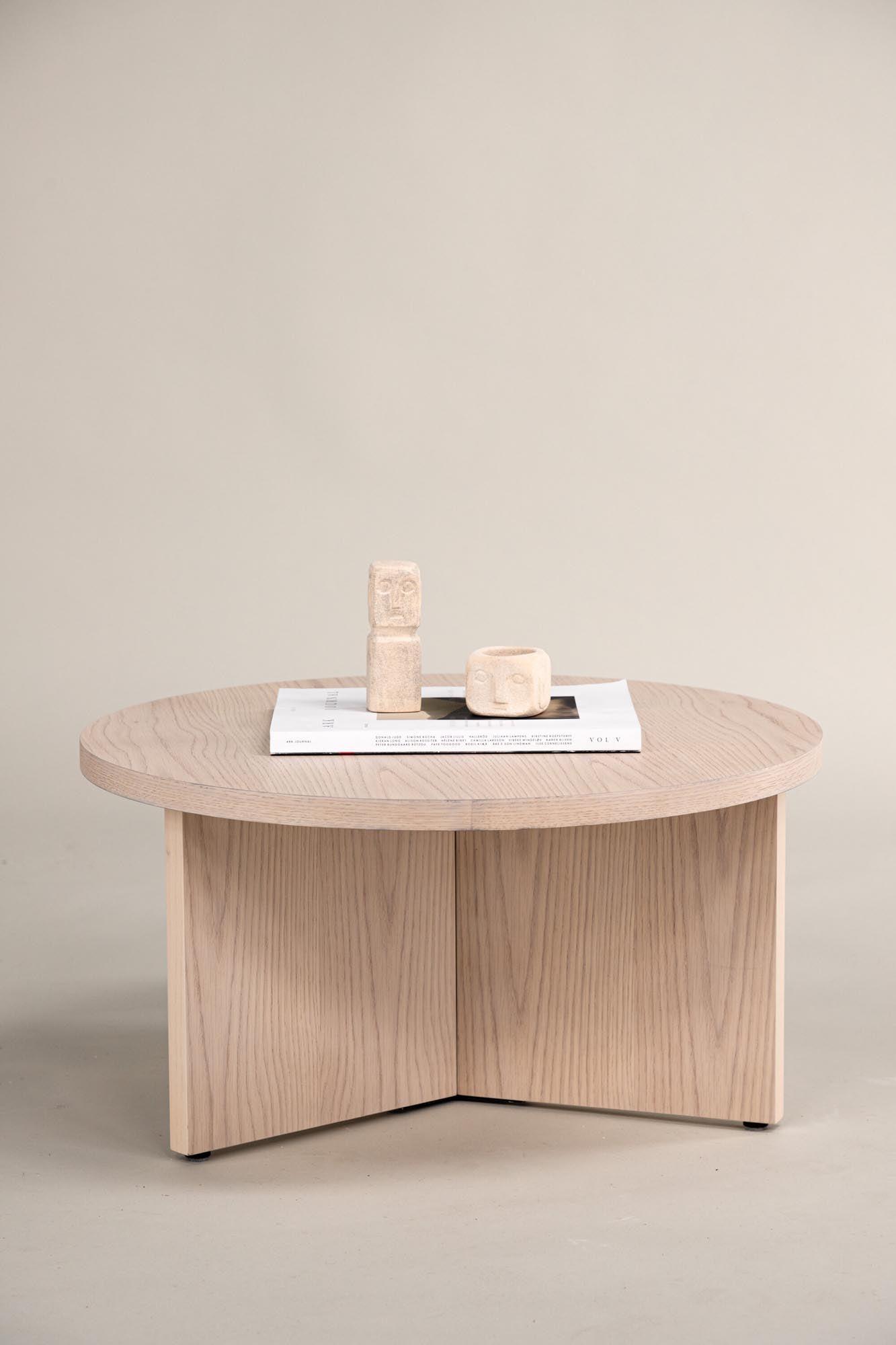 Entdecken Sie den Saltö Beistelltisch von Vind – ein elegantes, skandinavisches Möbelstück, das Funktionalität und zeitloses Design vereint.