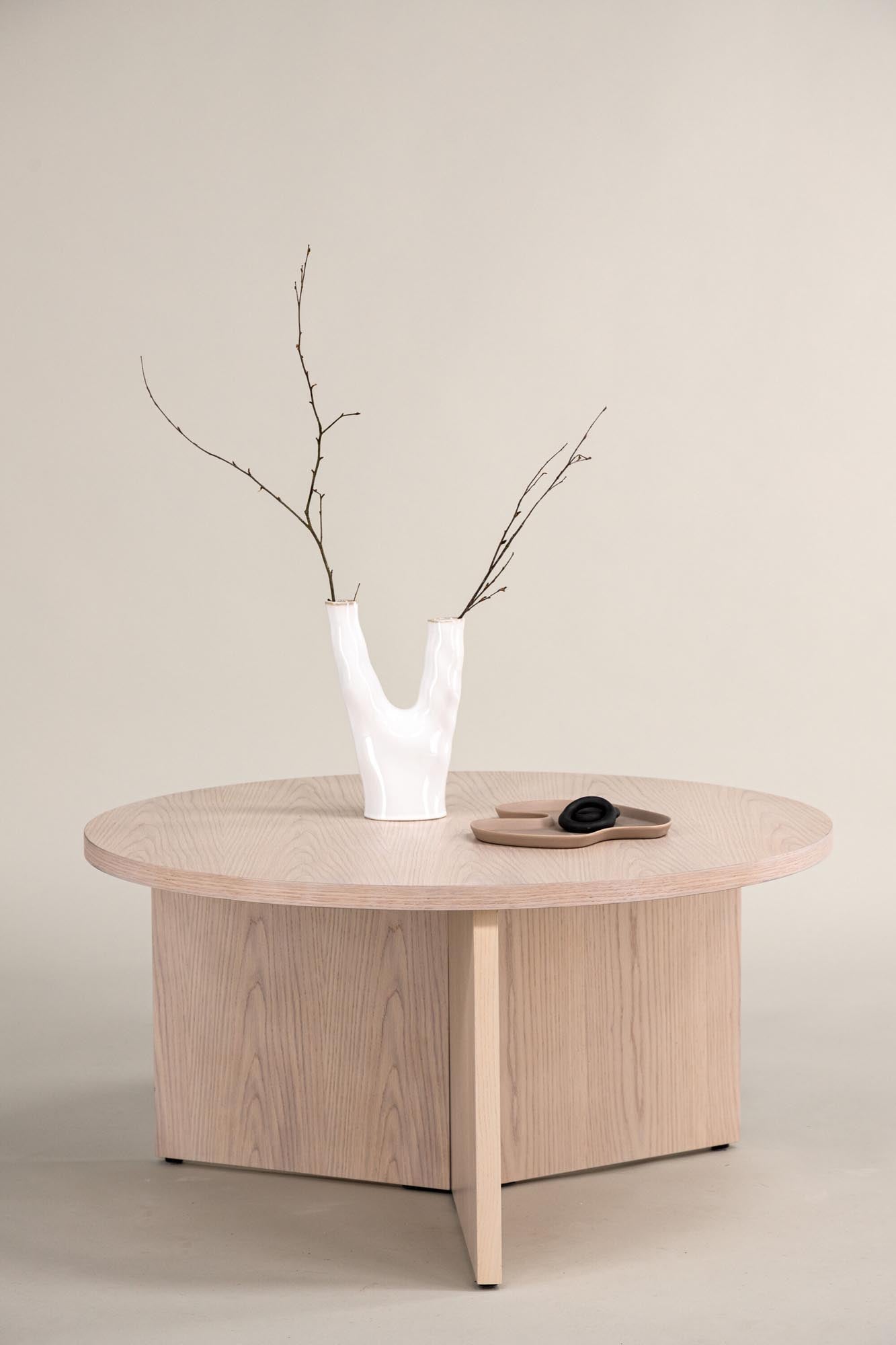 Entdecken Sie den Saltö Beistelltisch von Vind – ein stilvolles Möbelstück aus hochwertigem MDF, ideal für jeden Raum.