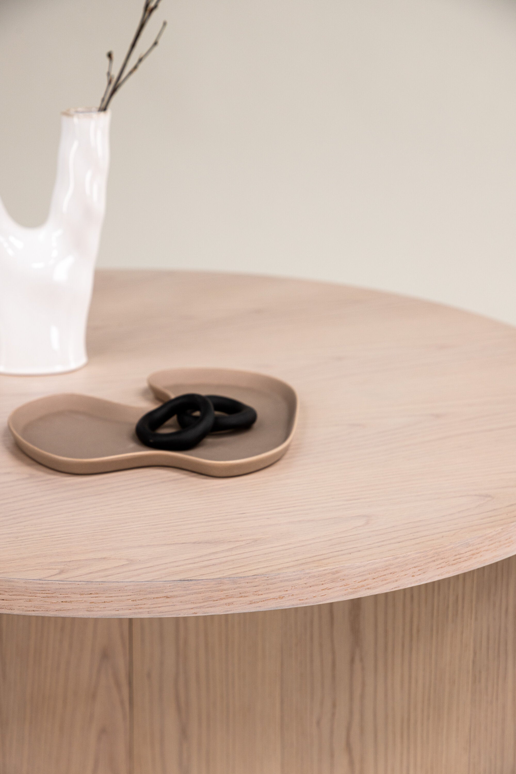 Saltö Beistelltisch in Tünchen präsentiert im Onlineshop von KAQTU Design AG. Beistelltisch ist von Vind