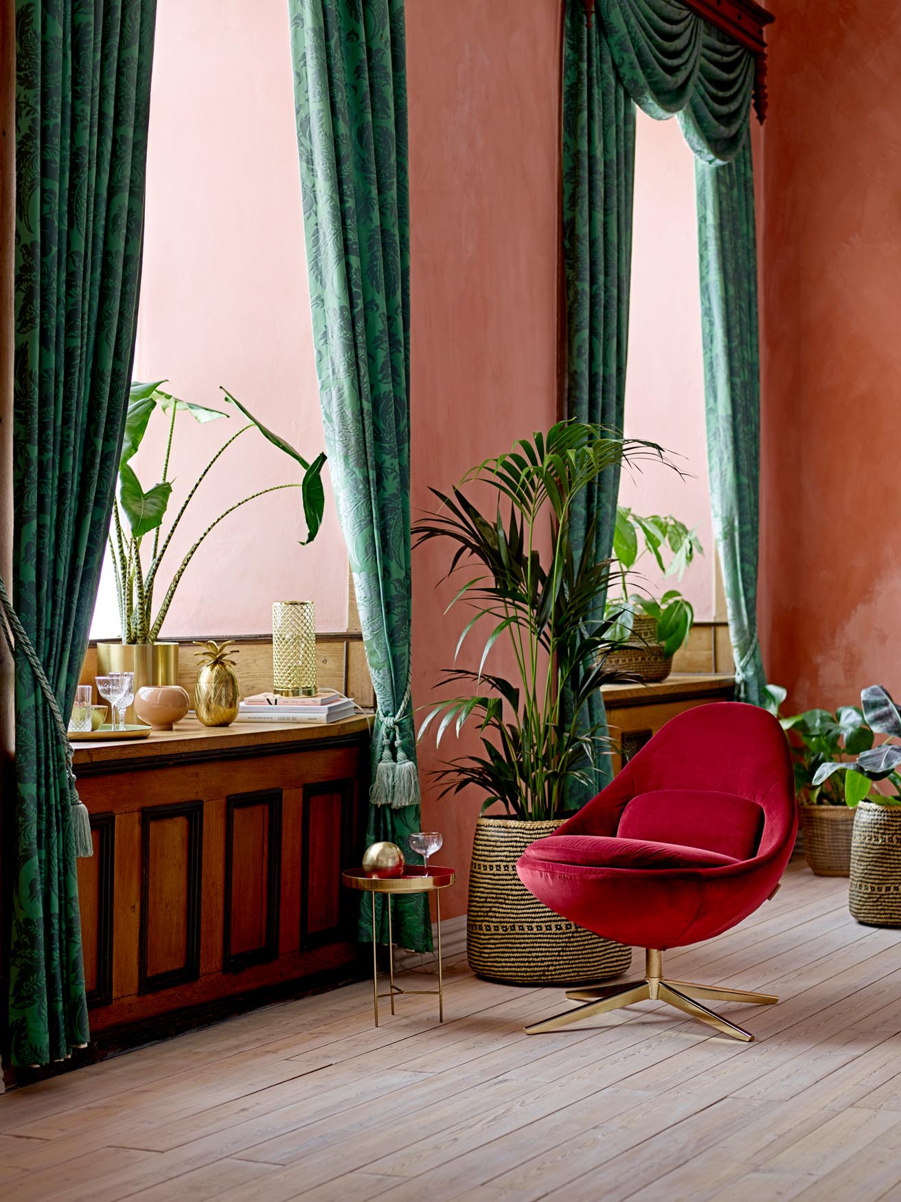 Eleganter goldener Eiskübel aus Aluminium, ideal für Partys. Hält Getränke kühl und verleiht jedem Tisch einen Hauch von Glamour.