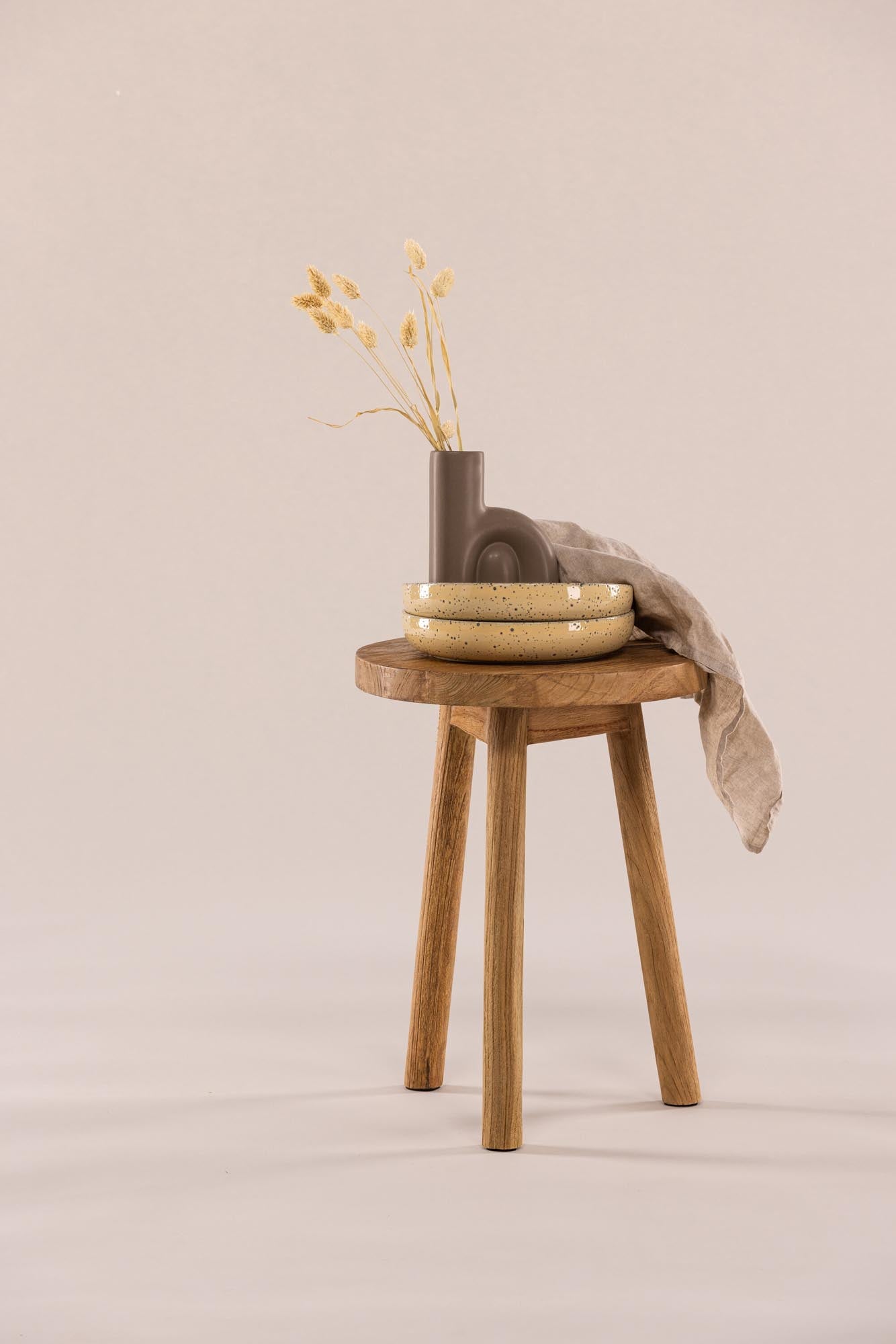 Entdecken Sie den Bohus Ottoman von Vind: Ein eleganter Pouf aus robustem Teakholz, perfekt für jeden Raum und vielseitig einsetzbar.