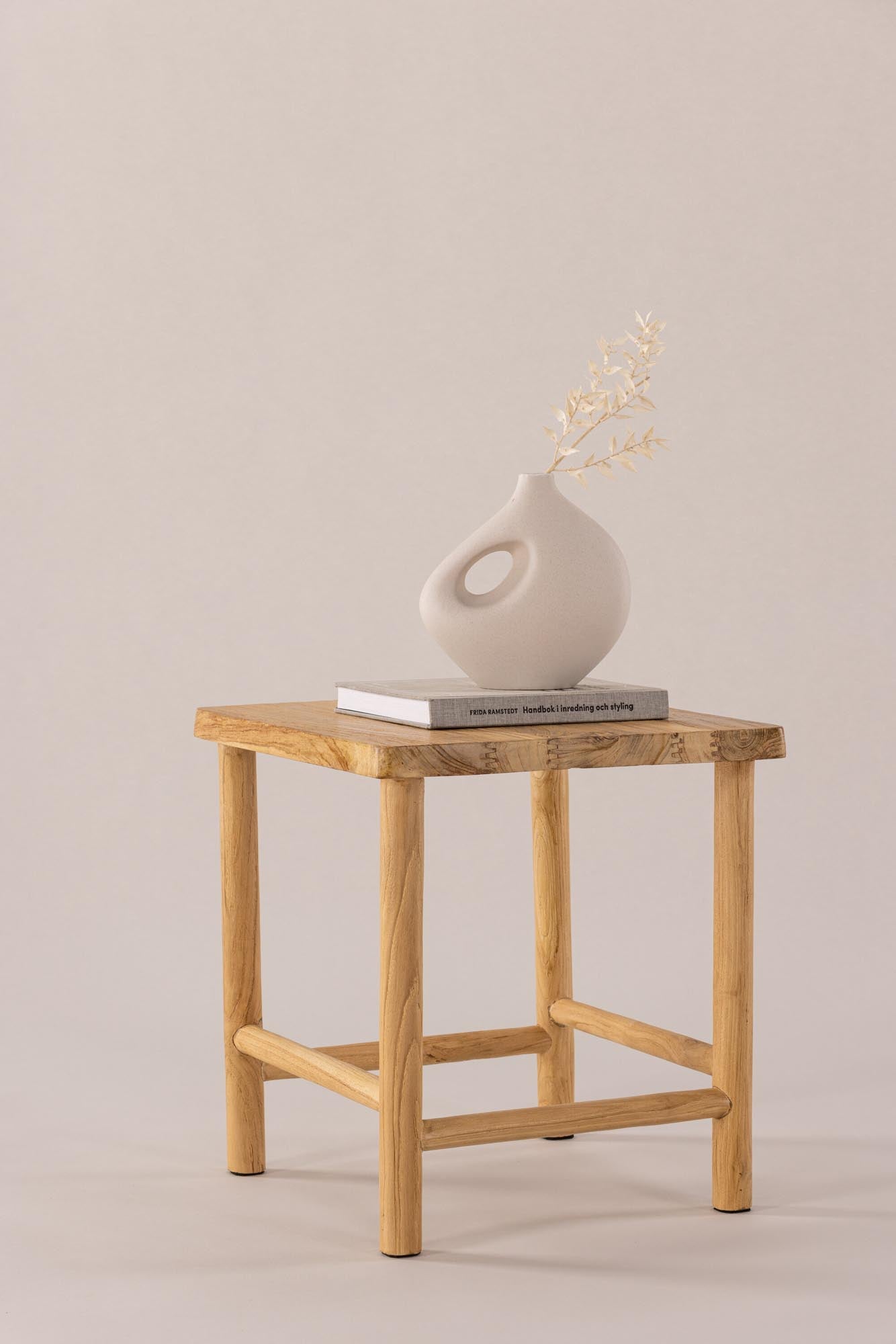 Vielseitiger Noster Ottoman von Vind: Hochwertiger Teakholz-Hocker für drinnen und draußen, ideal als Sitzgelegenheit oder Beistelltisch.