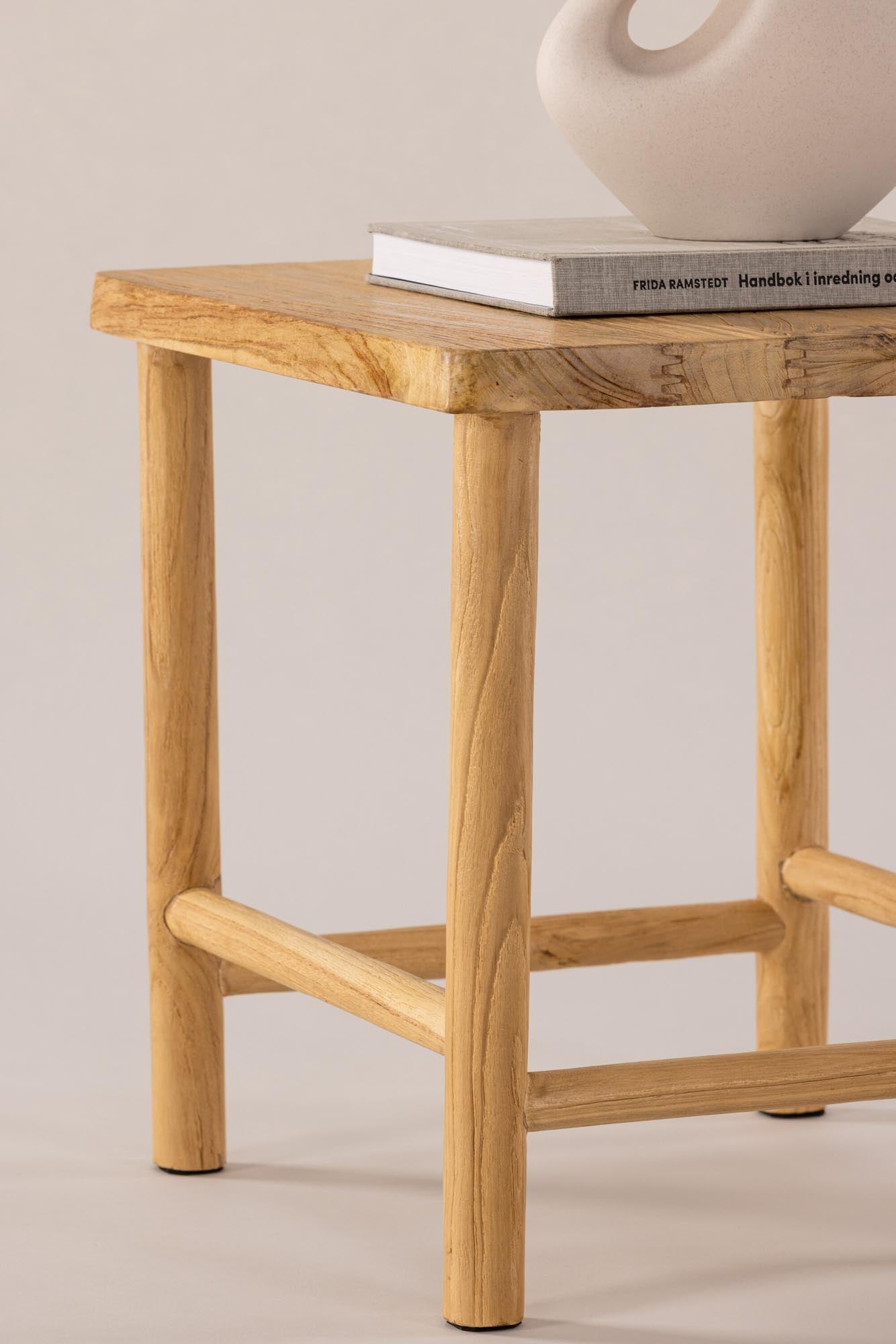 Vielseitiger Noster Ottoman von Vind: Hochwertiges Teakholz, ideal für drinnen und draußen, vereint Funktionalität und modernes Design.