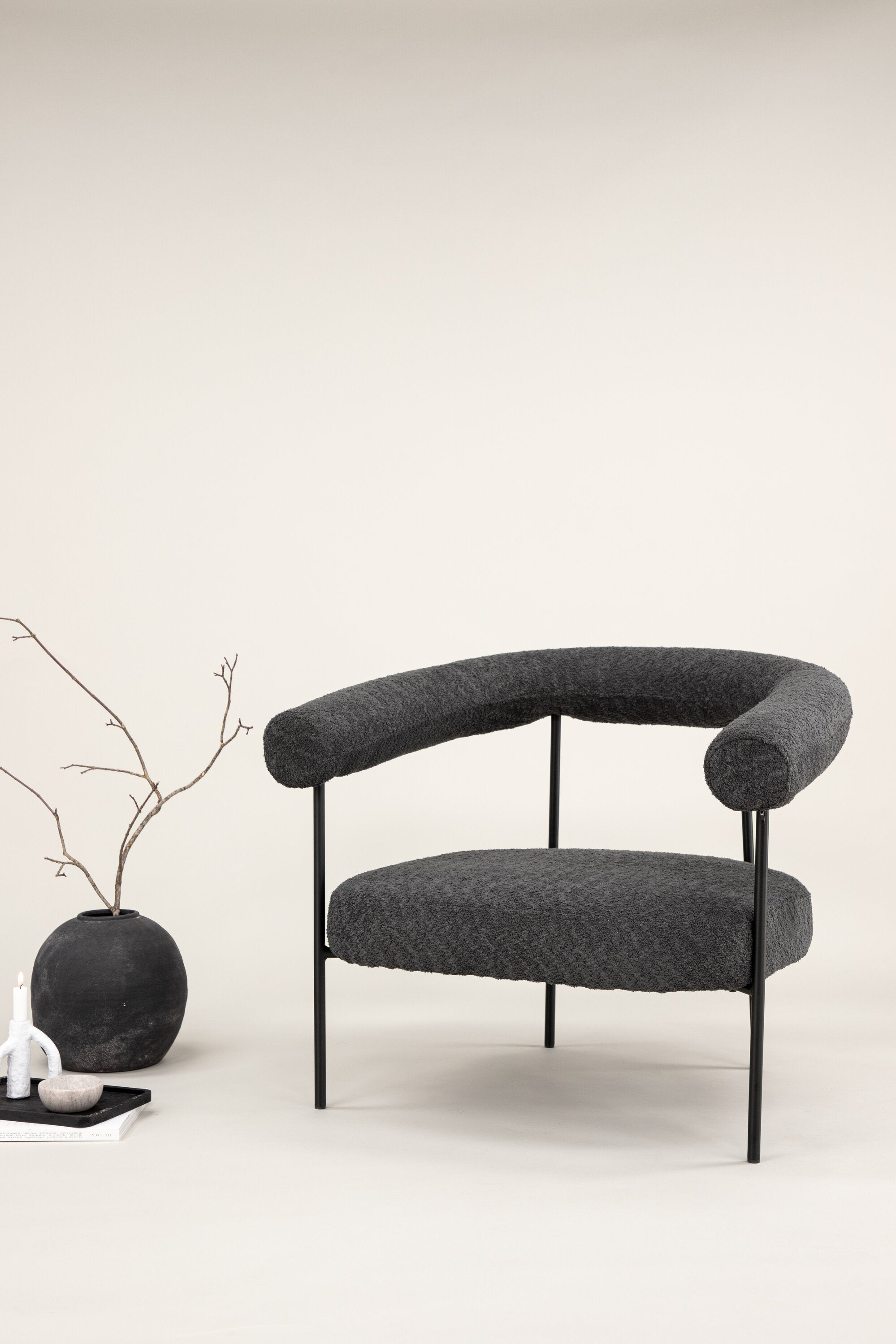 Hökåsen x Josefin Lustig Sessel in Dunkelgrau präsentiert im Onlineshop von KAQTU Design AG. Sessel mit Armlehnen ist von Vind