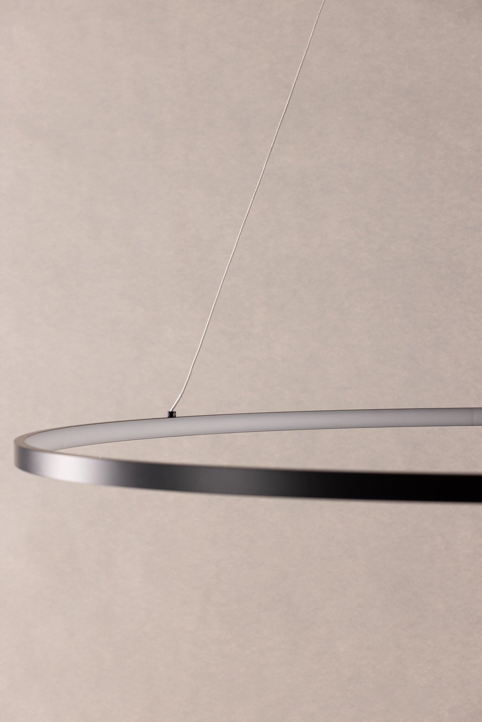 Rödäng x Josefin Lustig Pendelleuchte in Schwarz präsentiert im Onlineshop von KAQTU Design AG. Pendelleuchte ist von Vind