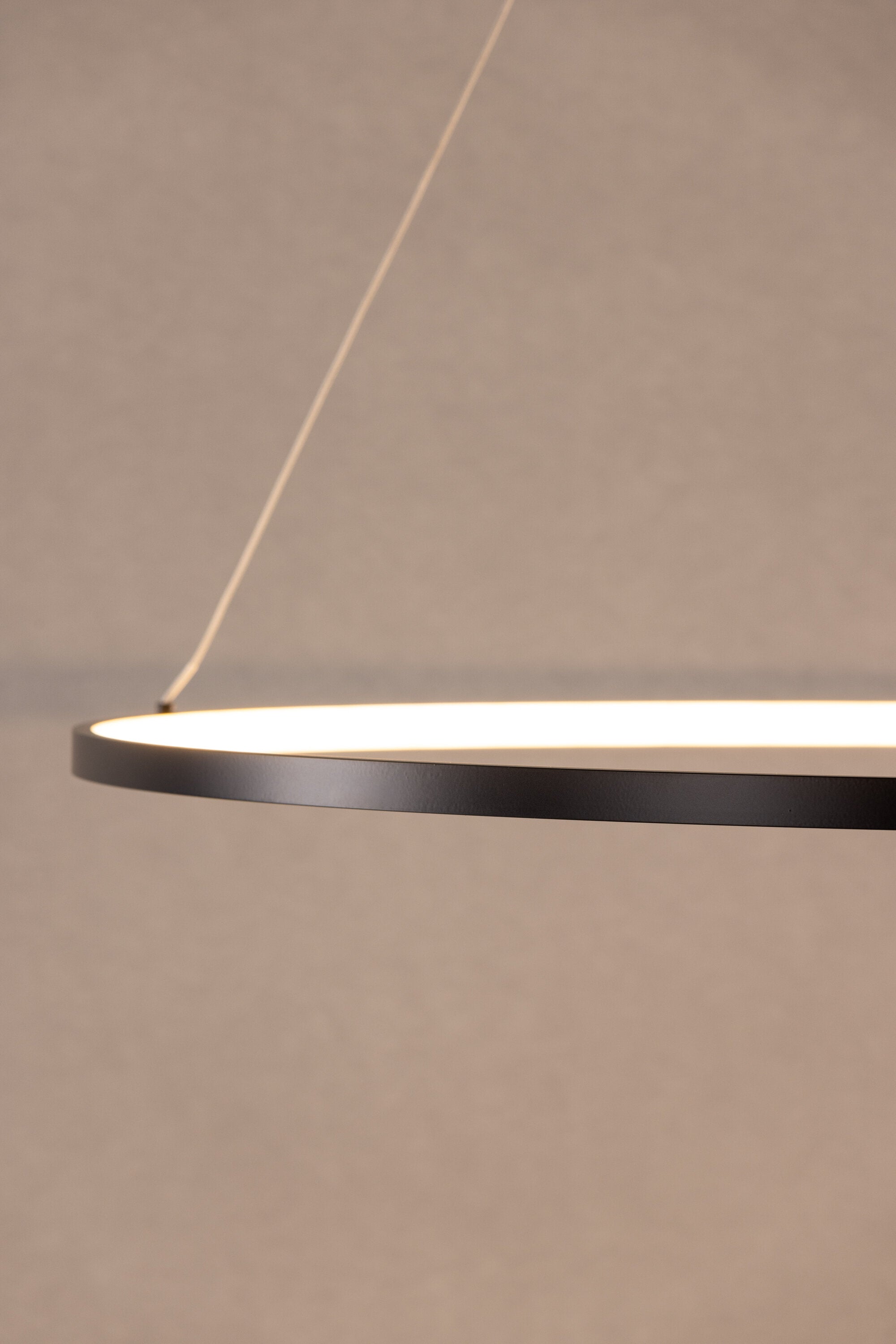 Rödäng x Josefin Lustig Pendelleuchte in Schwarz präsentiert im Onlineshop von KAQTU Design AG. Pendelleuchte ist von Vind