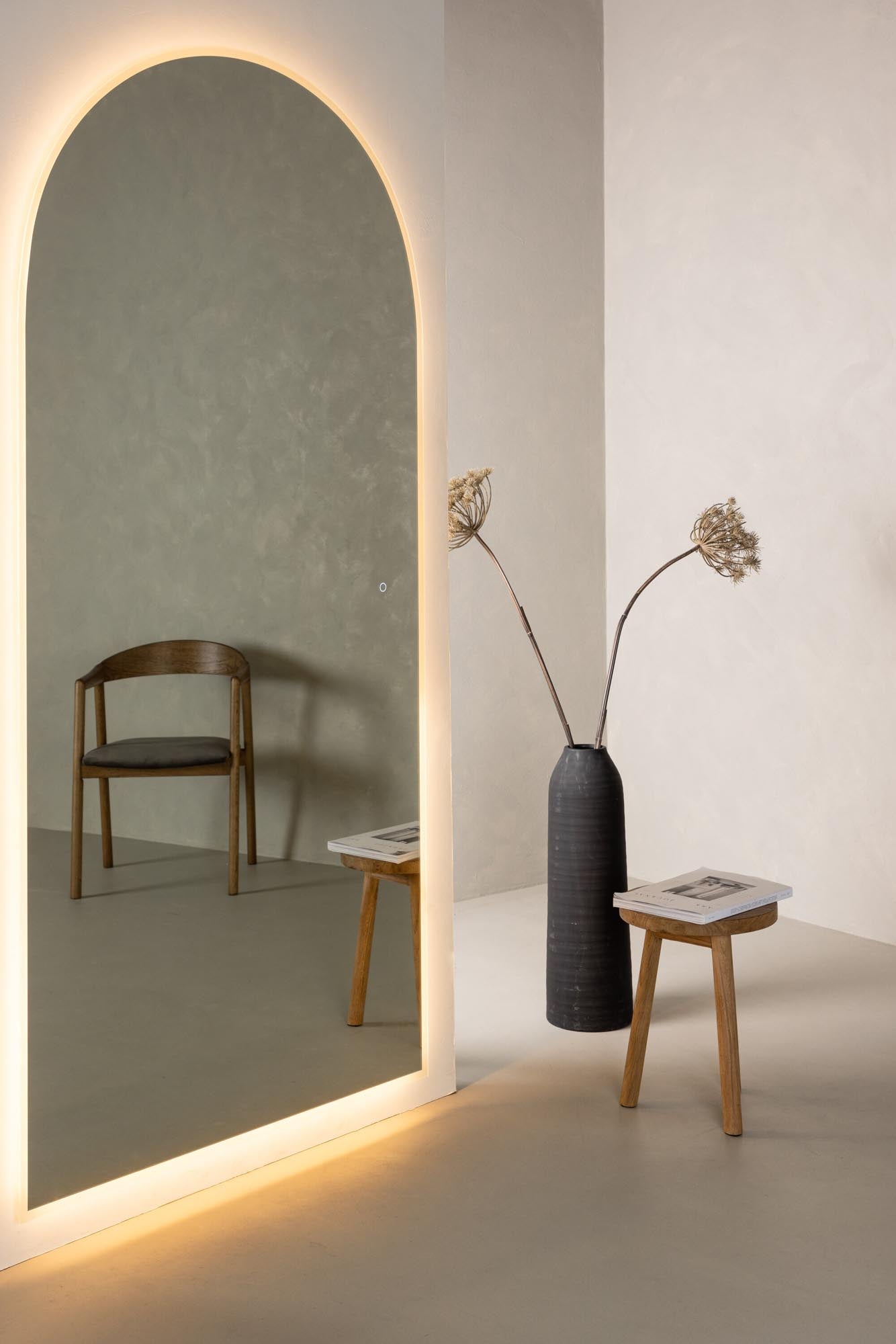 Stilvoller Spiegel mit integrierter LED-Beleuchtung, sanfte Rundungen, perfektes Licht für Make-up und Frisuren, ein Must-Have für jedes Zuhause.