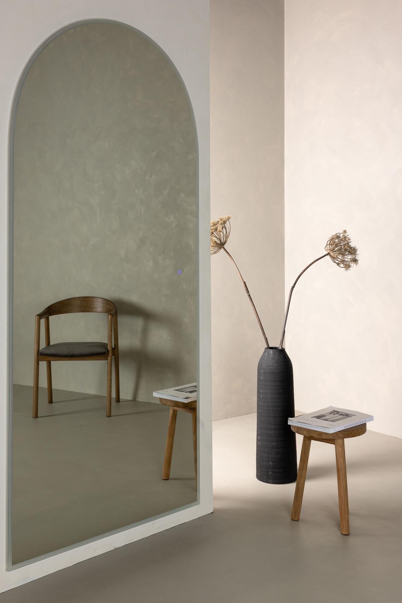 Eleganter Spiegel mit LED-Beleuchtung, sanfte Kurven, ideal für Make-up und Frisuren, ein stilvolles Highlight für jeden Raum.