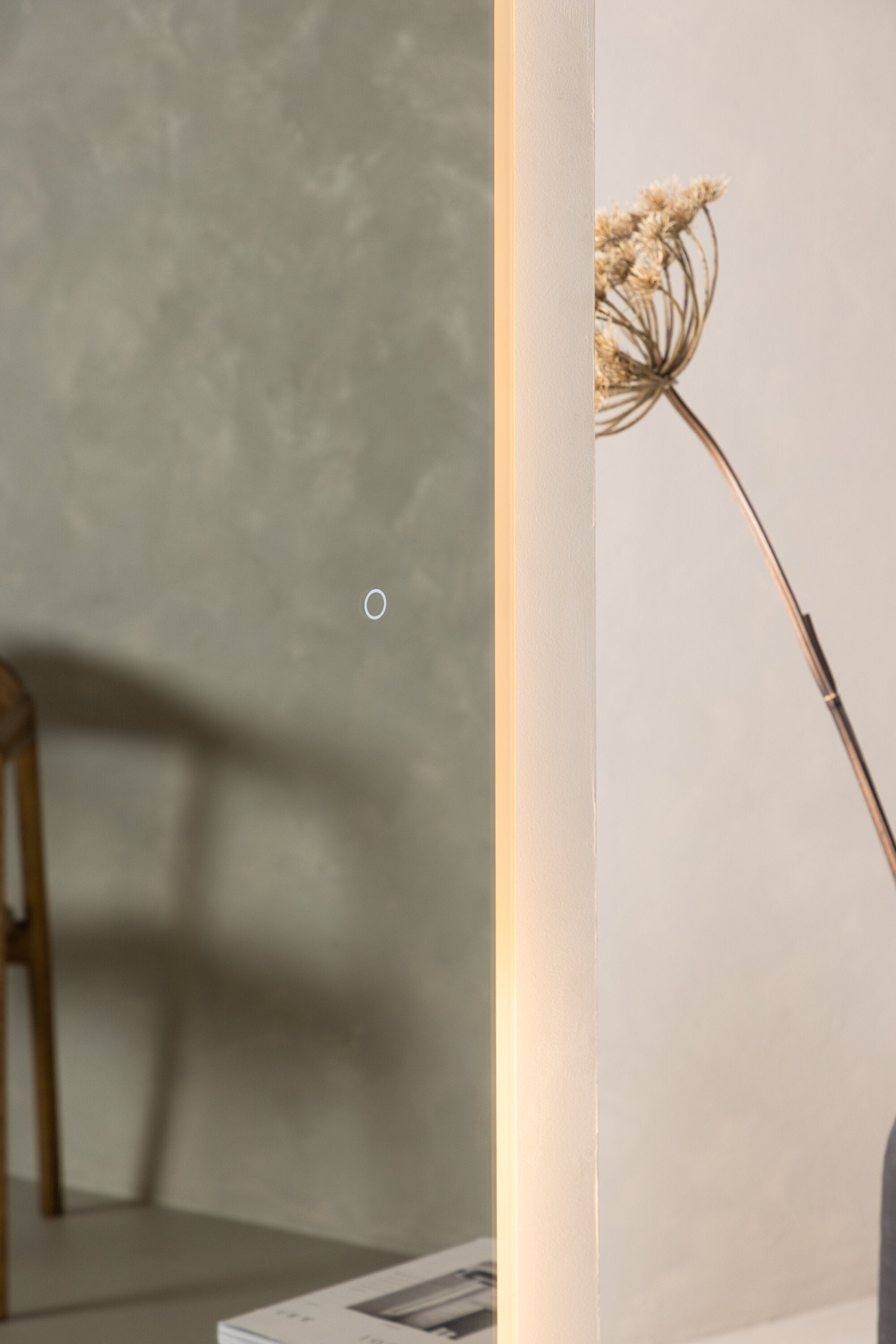 Skeppsvik x Josefin Lustig Spiegel mit Beleuchtung in Silber präsentiert im Onlineshop von KAQTU Design AG. Spiegel ist von Vind