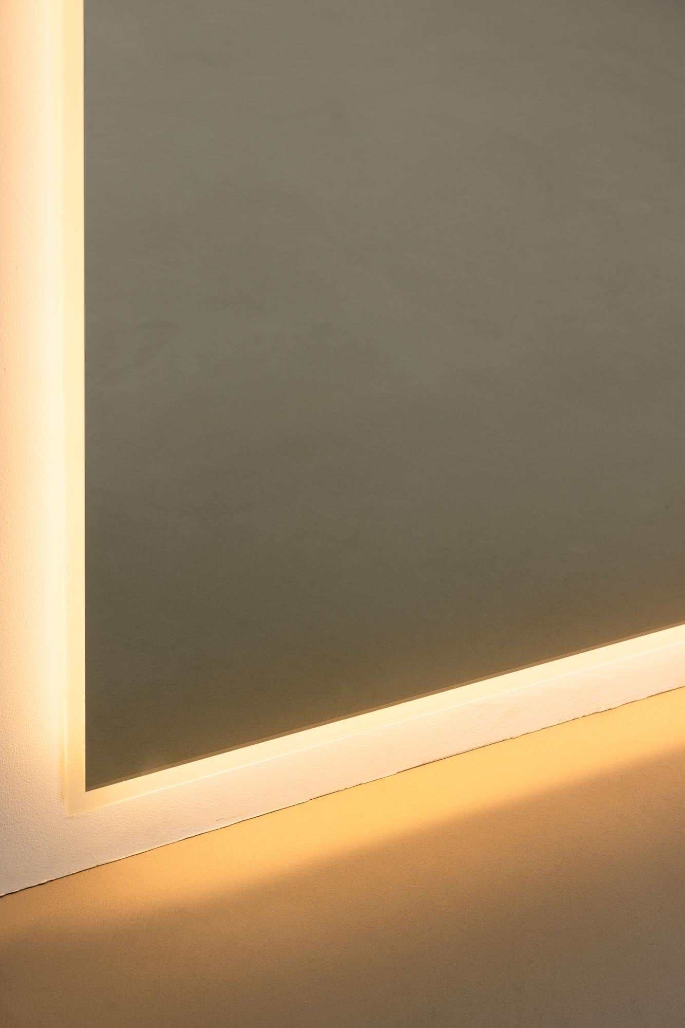 Eleganter Skeppsvik x Josefin Lustig Spiegel mit sanfter LED-Beleuchtung. Ideal für stilvolle Akzente in jedem Raum.