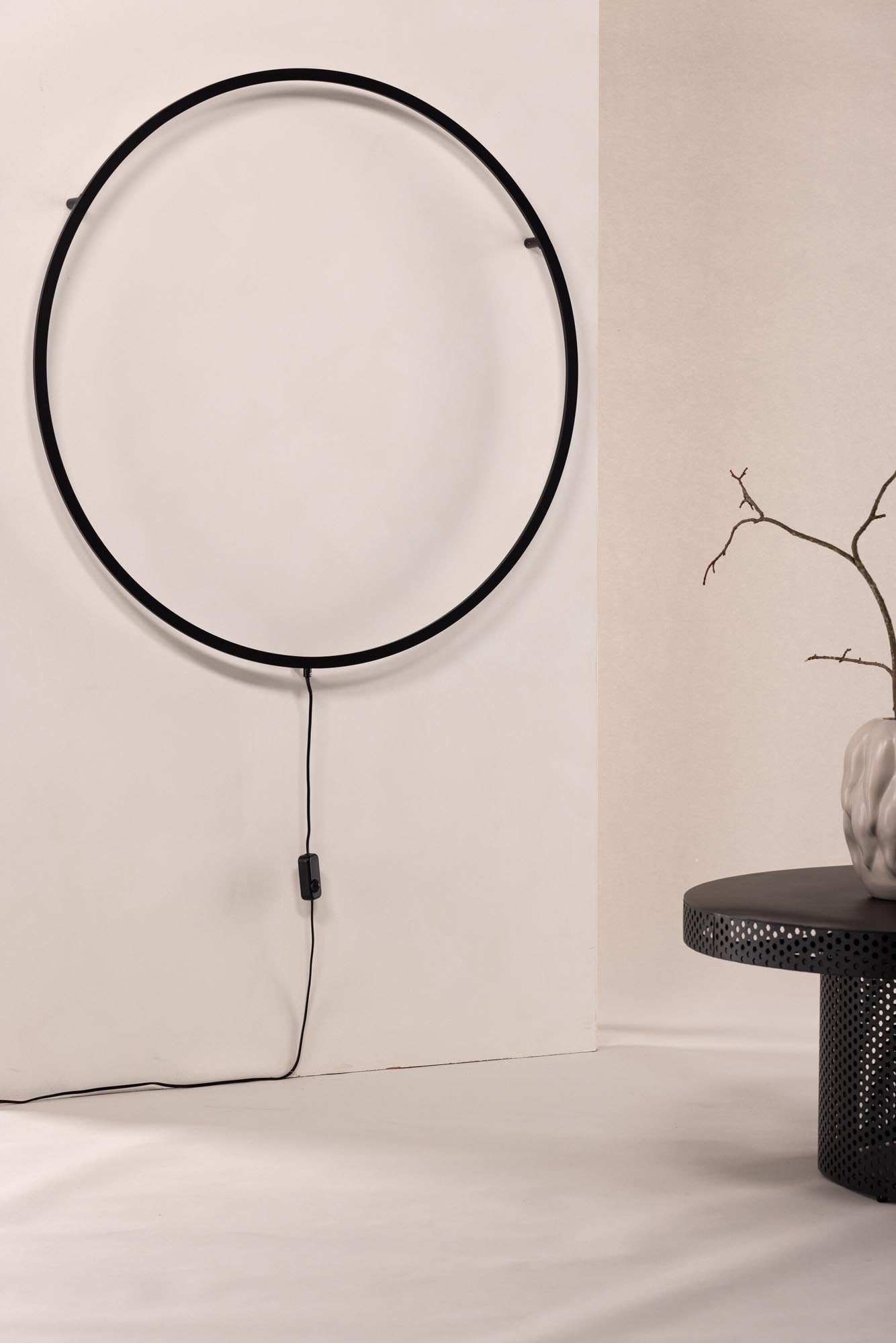 Die Sörmjöle Wandleuchte: Ein minimalistisches Kunstwerk aus Aluminium, das mit warmem LED-Licht stilvolle Akzente setzt.