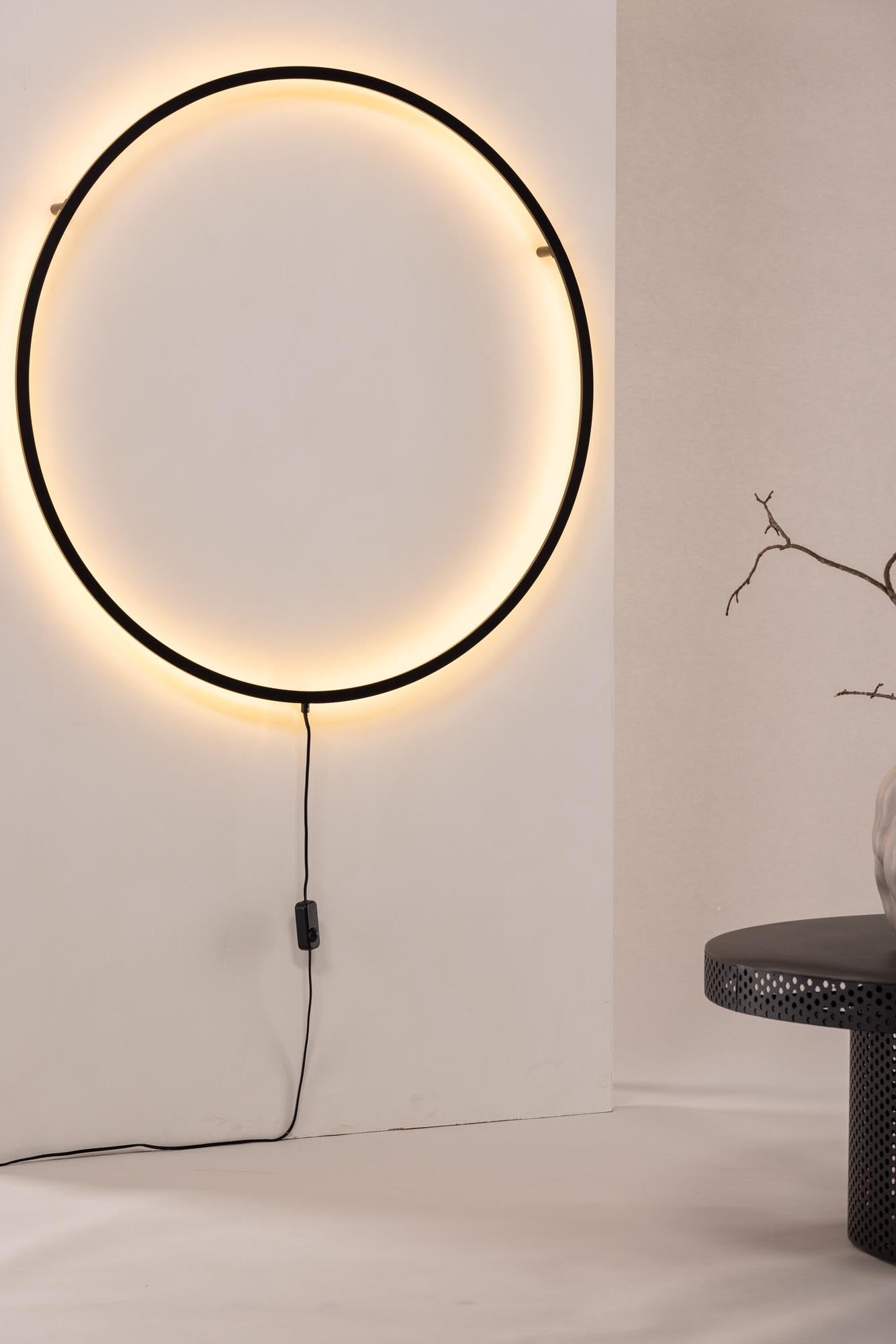 Die Sörmjöle Wandleuchte vereint elegantes Design und warmes Licht. Ideal für jeden Raum, bringt sie Kunst und Funktionalität zusammen.